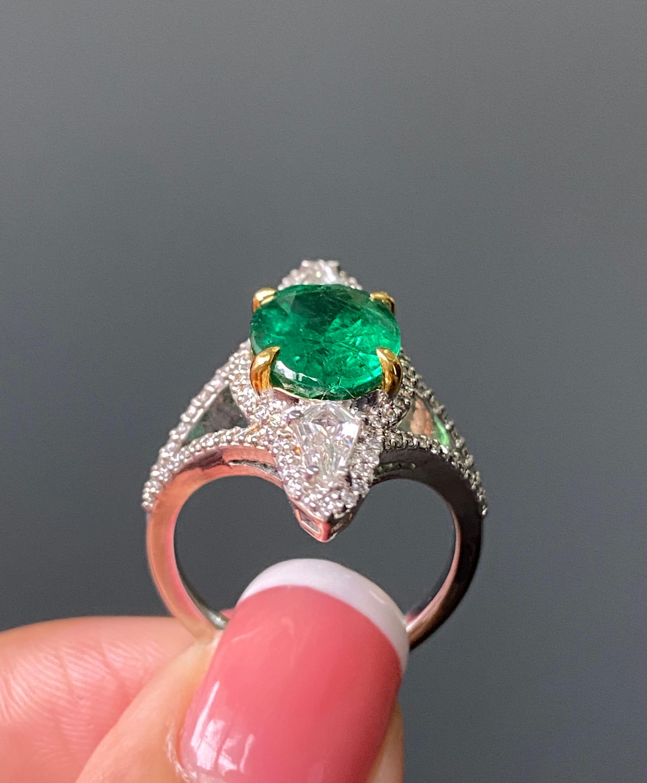 Anello con smeraldo e diamante dello Zambia in oro bianco 18 carati certificato e naturale in vendita 1