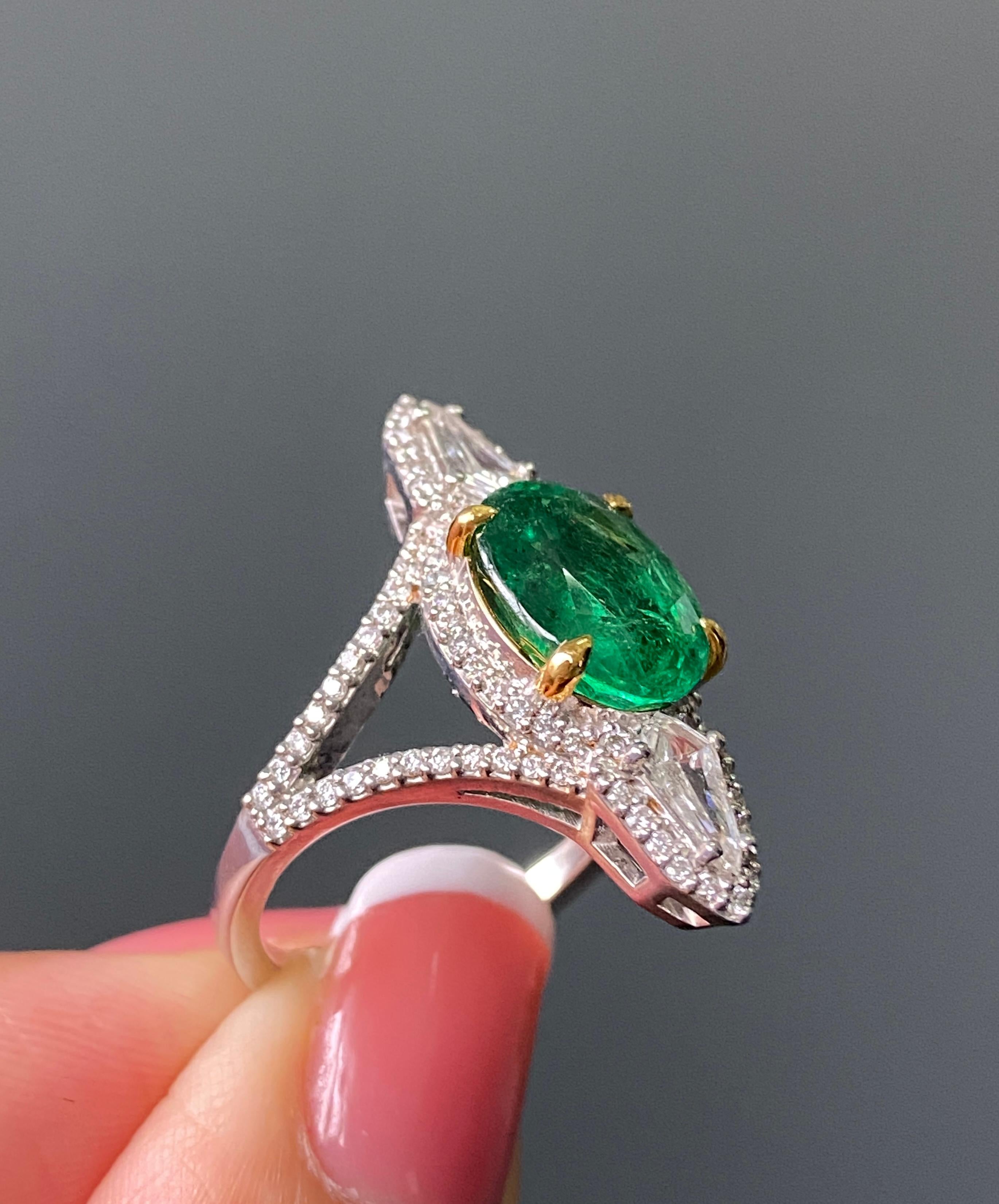 Anello con smeraldo e diamante dello Zambia in oro bianco 18 carati certificato e naturale in vendita 2