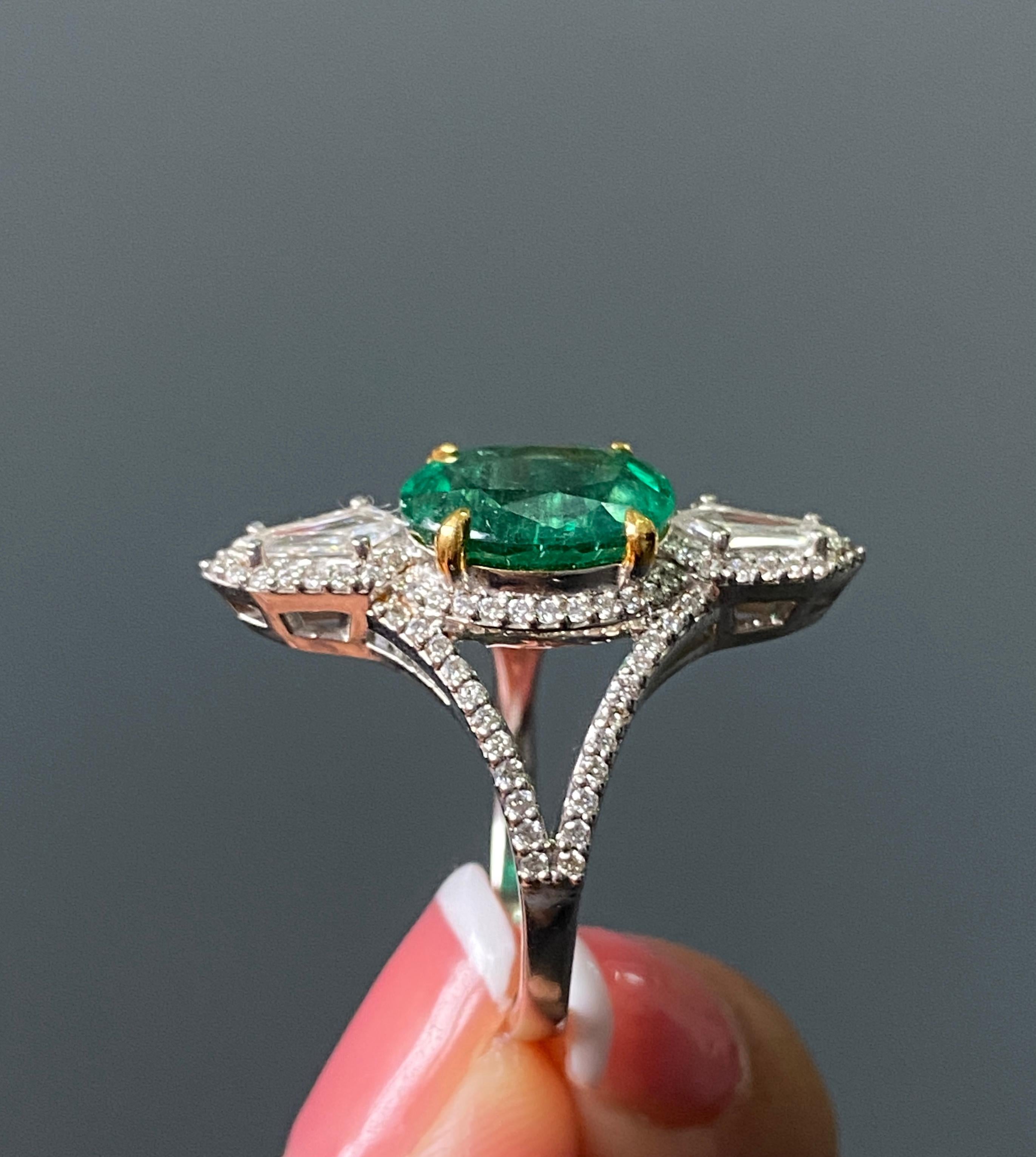 Anello con smeraldo e diamante dello Zambia in oro bianco 18 carati certificato e naturale in vendita 3