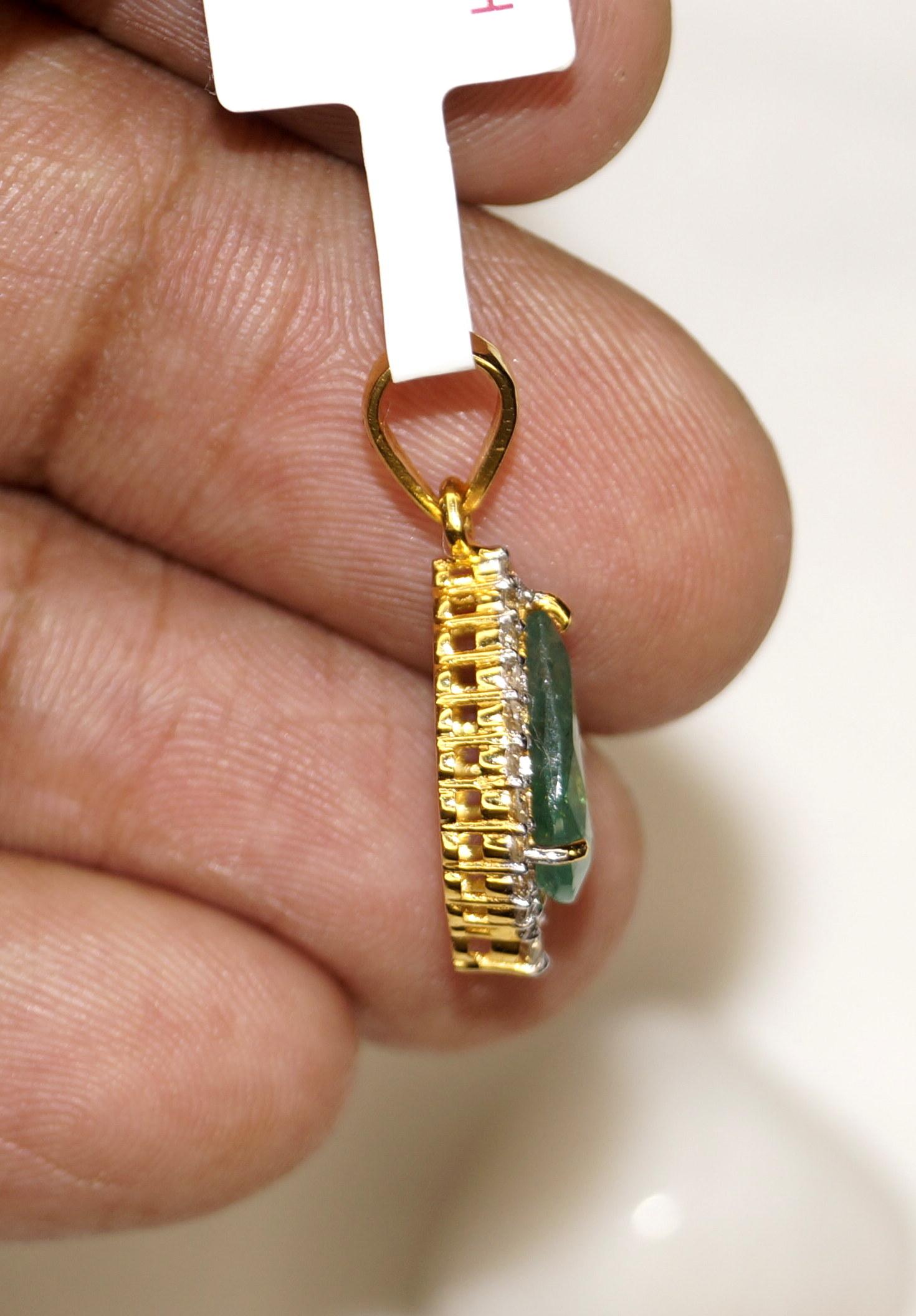 IGI Certified Natural Diamond Emerald Pendant 18K Gold Drop Pendant Necklace In New Condition For Sale In Delhi, DL
