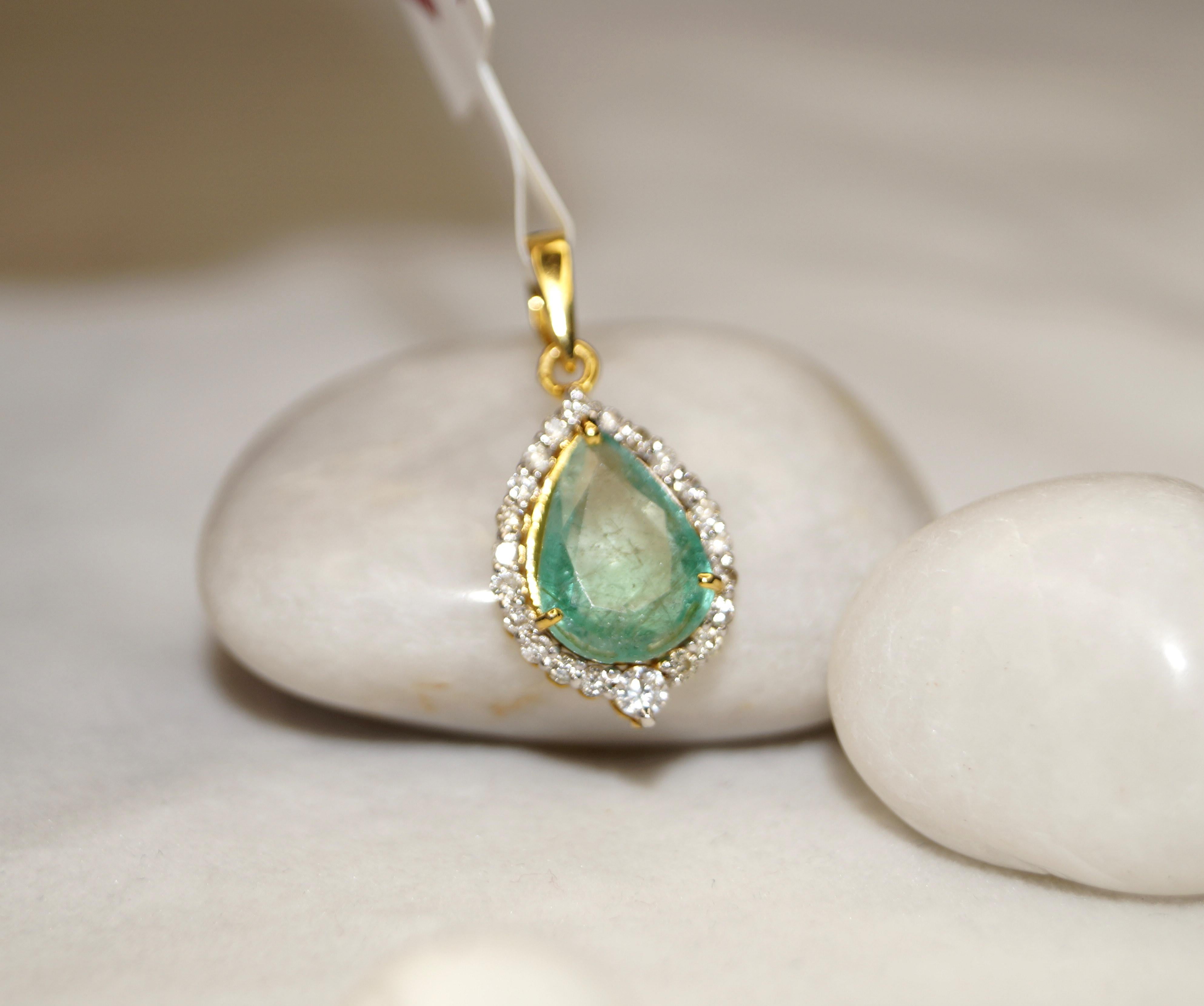 IGI Certified Natural Diamond Emerald Pendant 18K Gold Drop Pendant Necklace For Sale 2