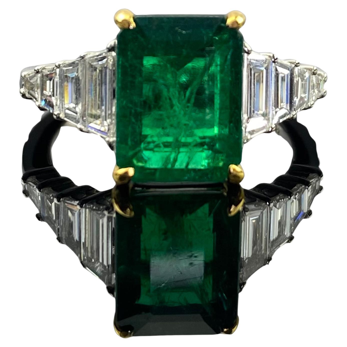 The vivid green of the emerald exudes timeless allure, while the surrounding diamonds add a touch of dazzling brilliance. Whether it's a special occasion or an everyday statement, this exquisite piece is a reflection of your refined taste and a