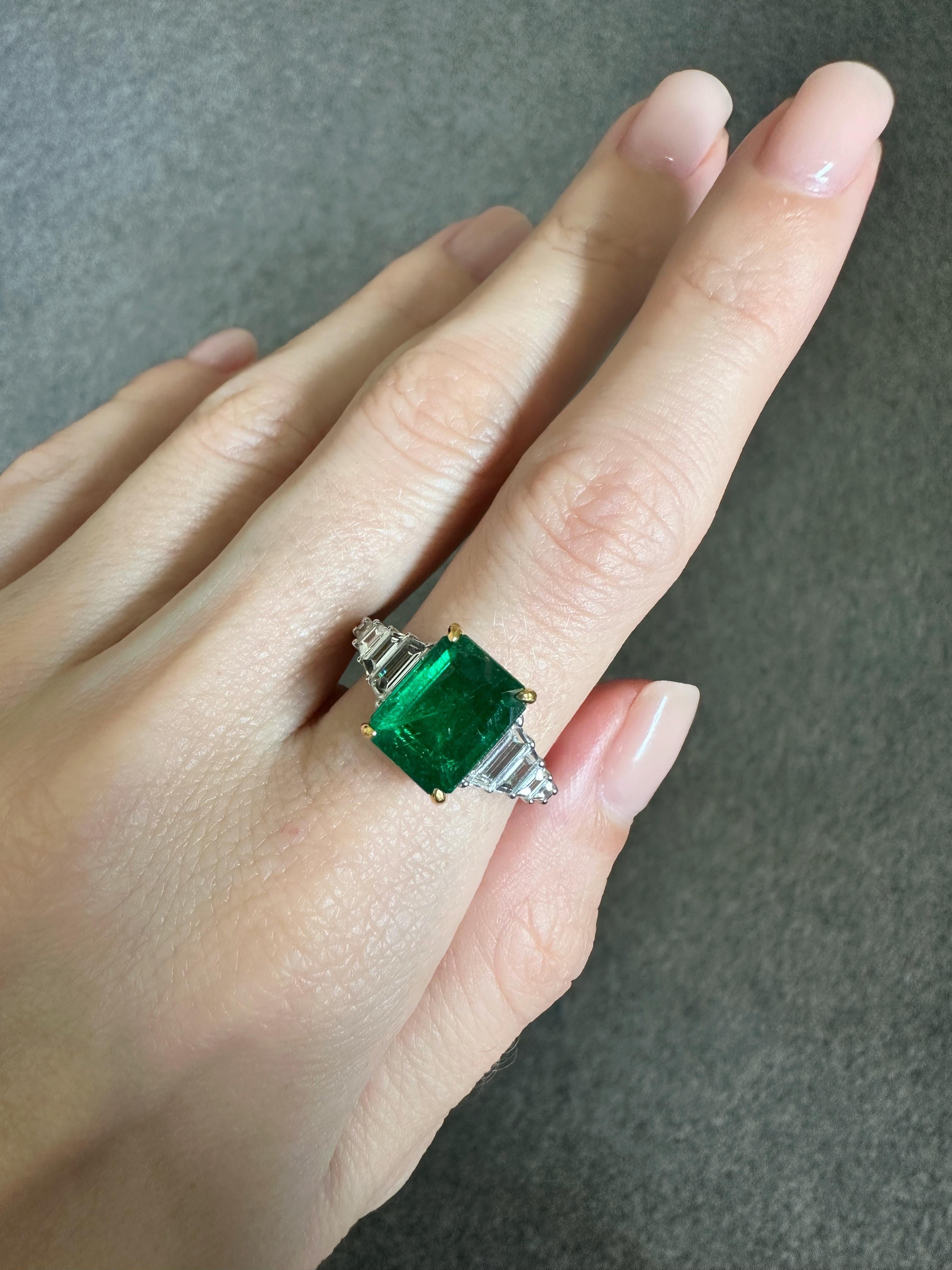 Women's or Men's Certified Natural 3.13 Carat Emerald and VVS Diamond Cocktail Engagement Ring For Sale
