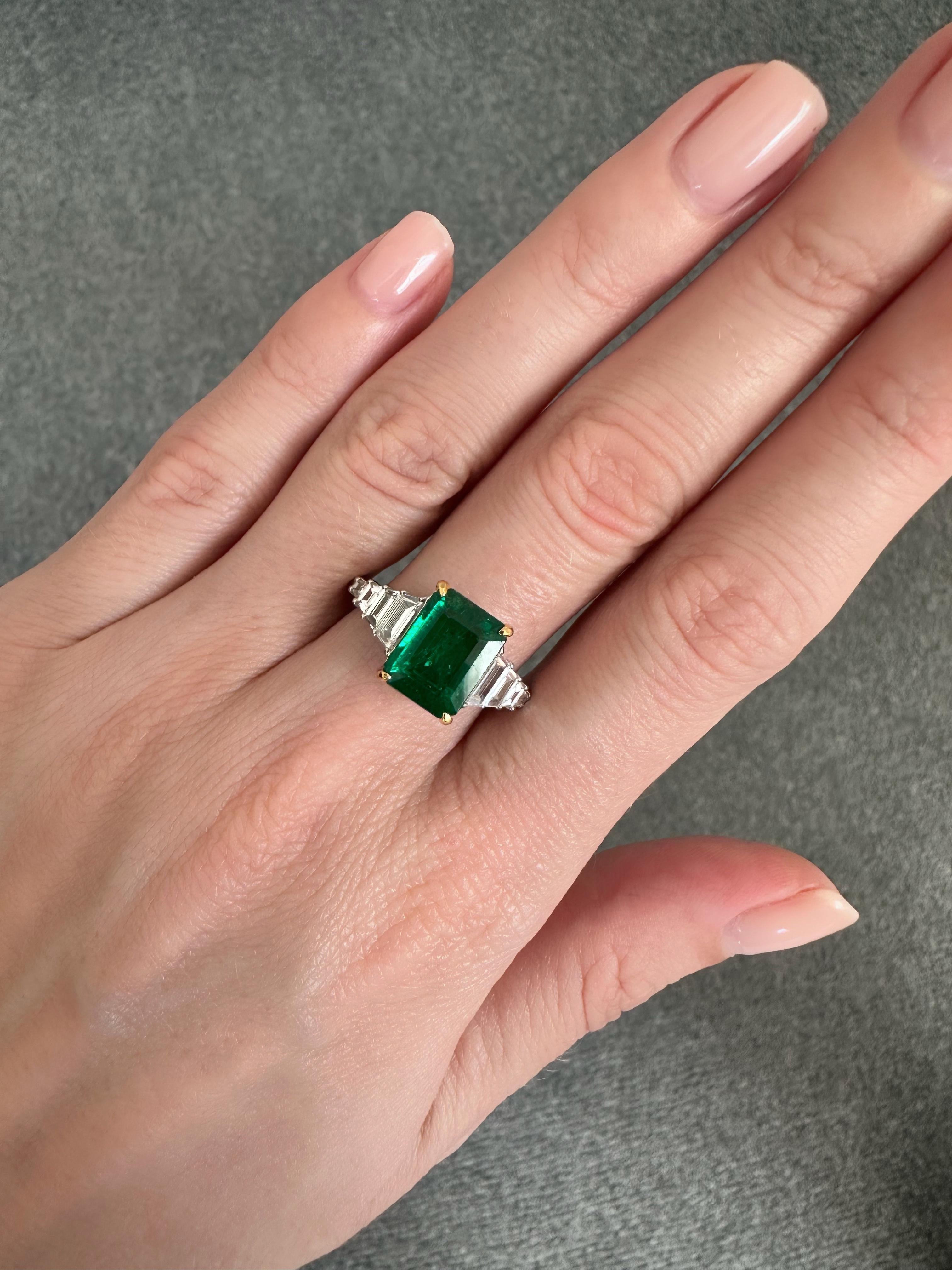 Certified Natural 3.13 Carat Emerald and VVS Diamond Cocktail Engagement Ring For Sale 2