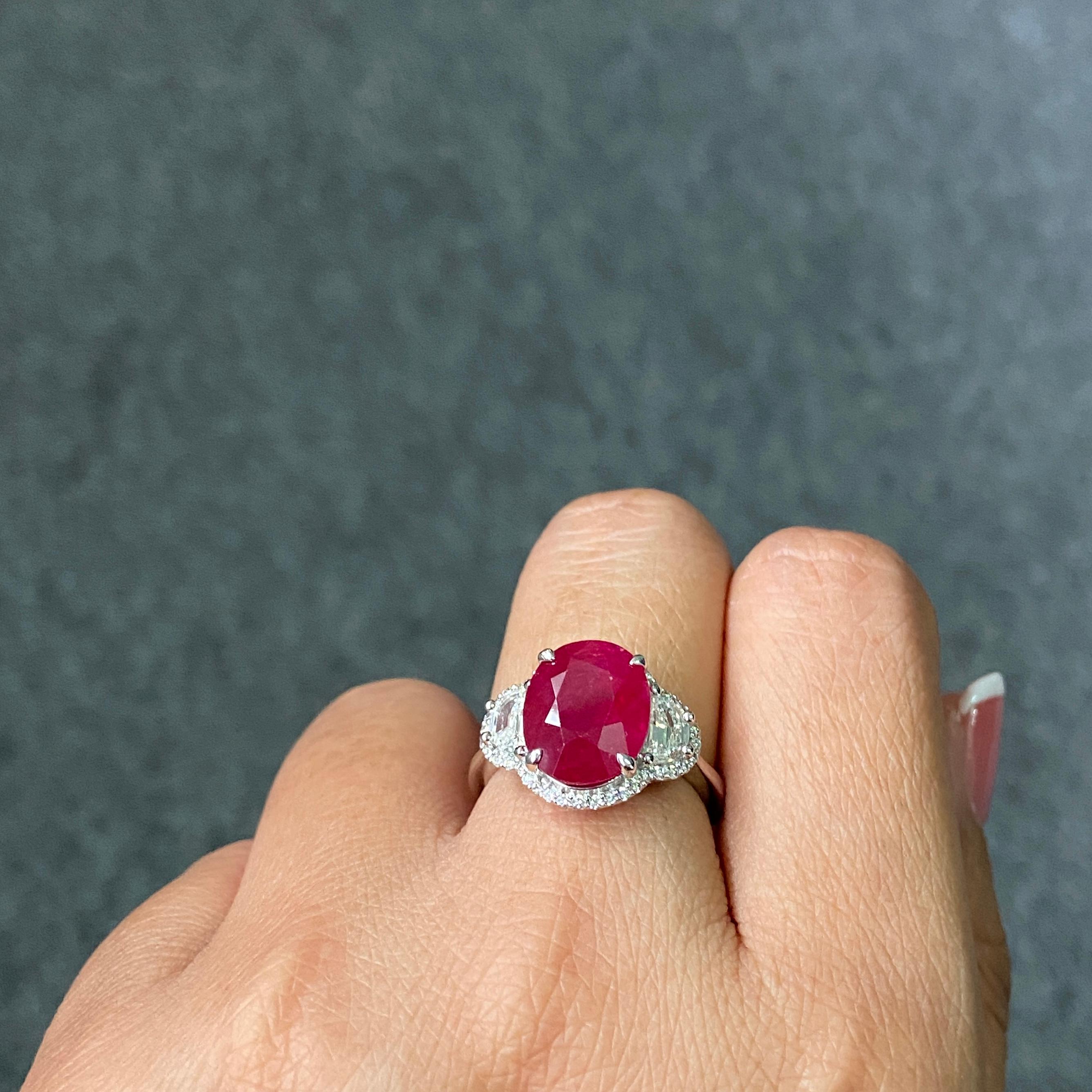 Anello di fidanzamento a tre pietre con diamante di rubino birmano da 6,82 carati certificato Nature in vendita 4