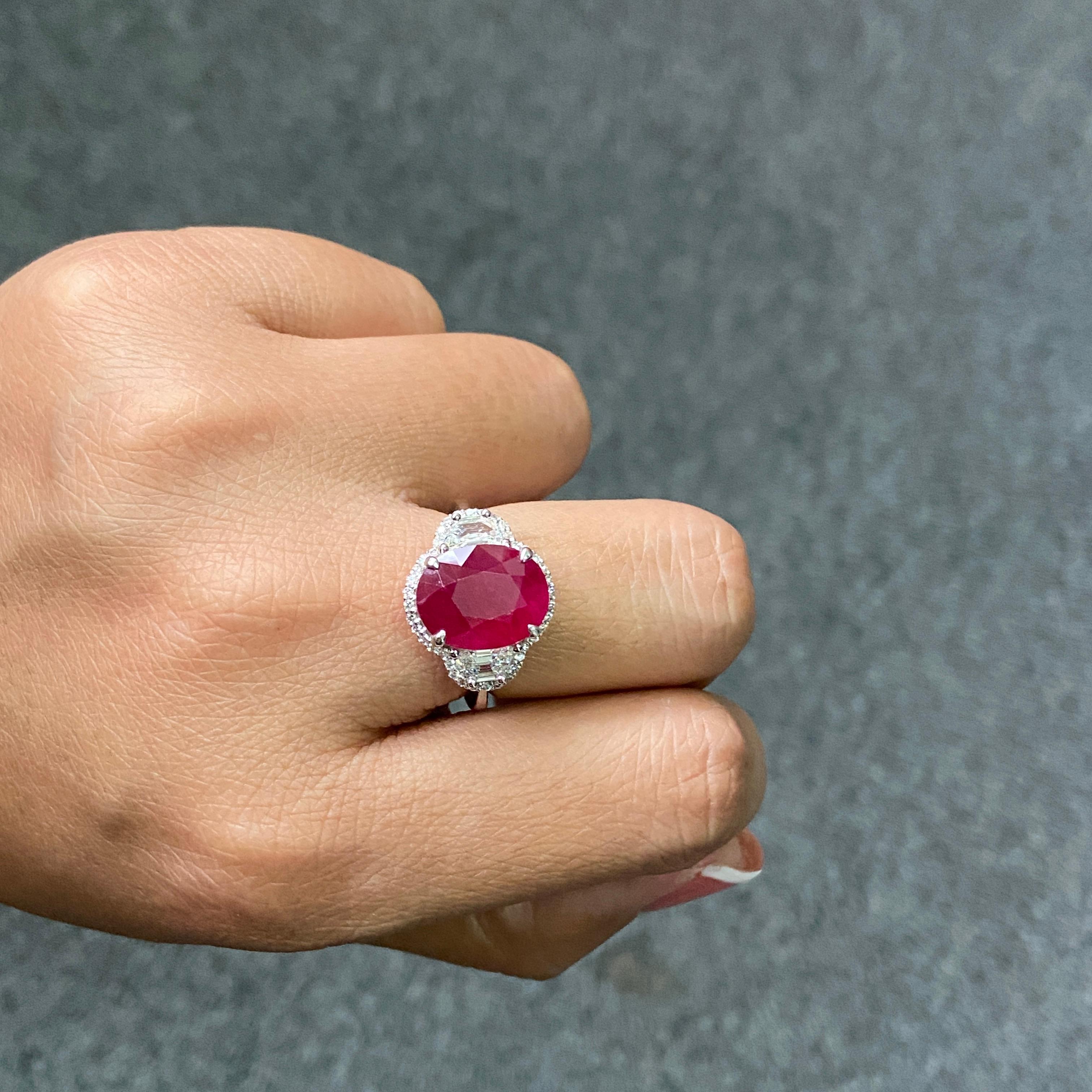 Anello di fidanzamento a tre pietre con diamante di rubino birmano da 6,82 carati certificato Nature in vendita 5