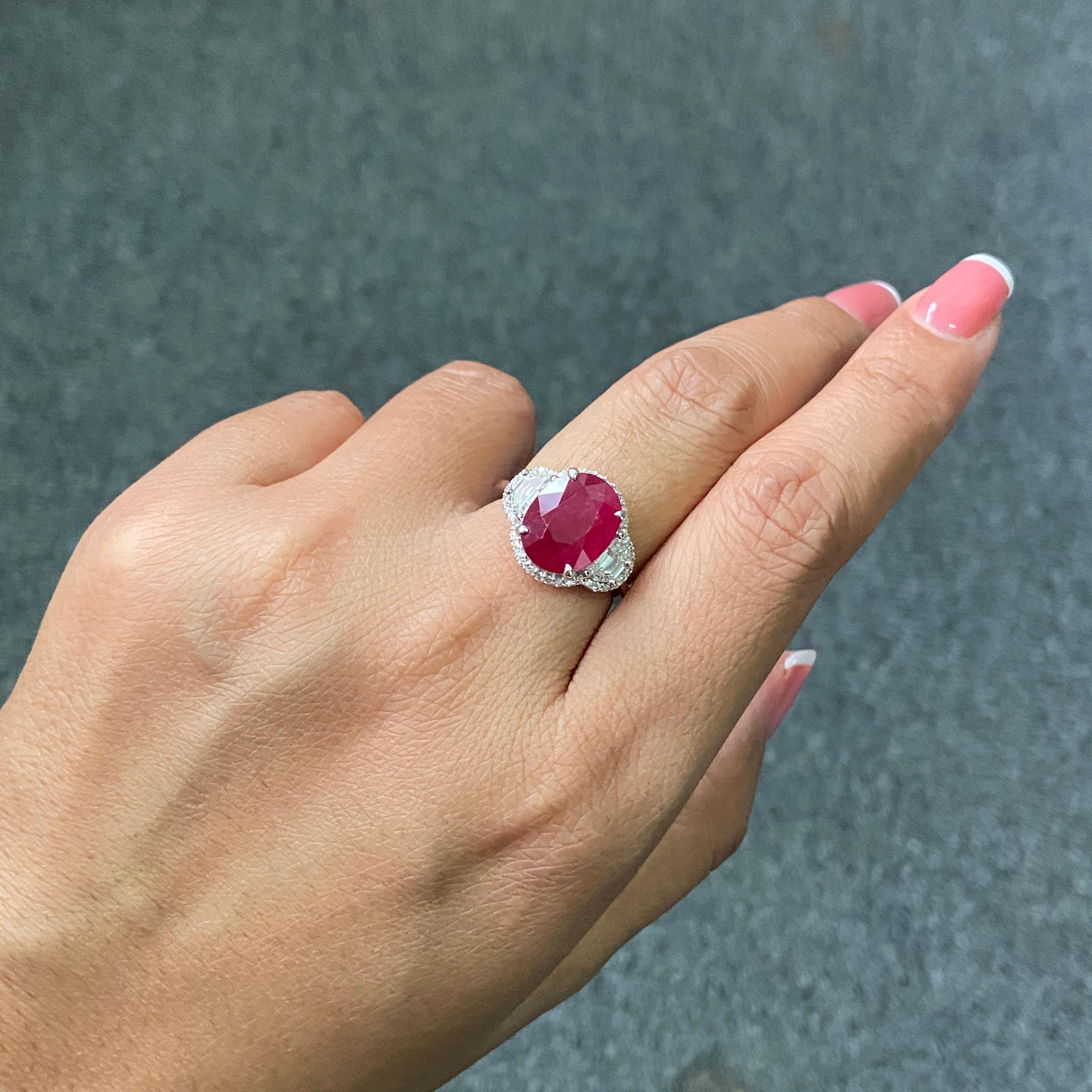 Anello di fidanzamento a tre pietre con diamante di rubino birmano da 6,82 carati certificato Nature in vendita 6