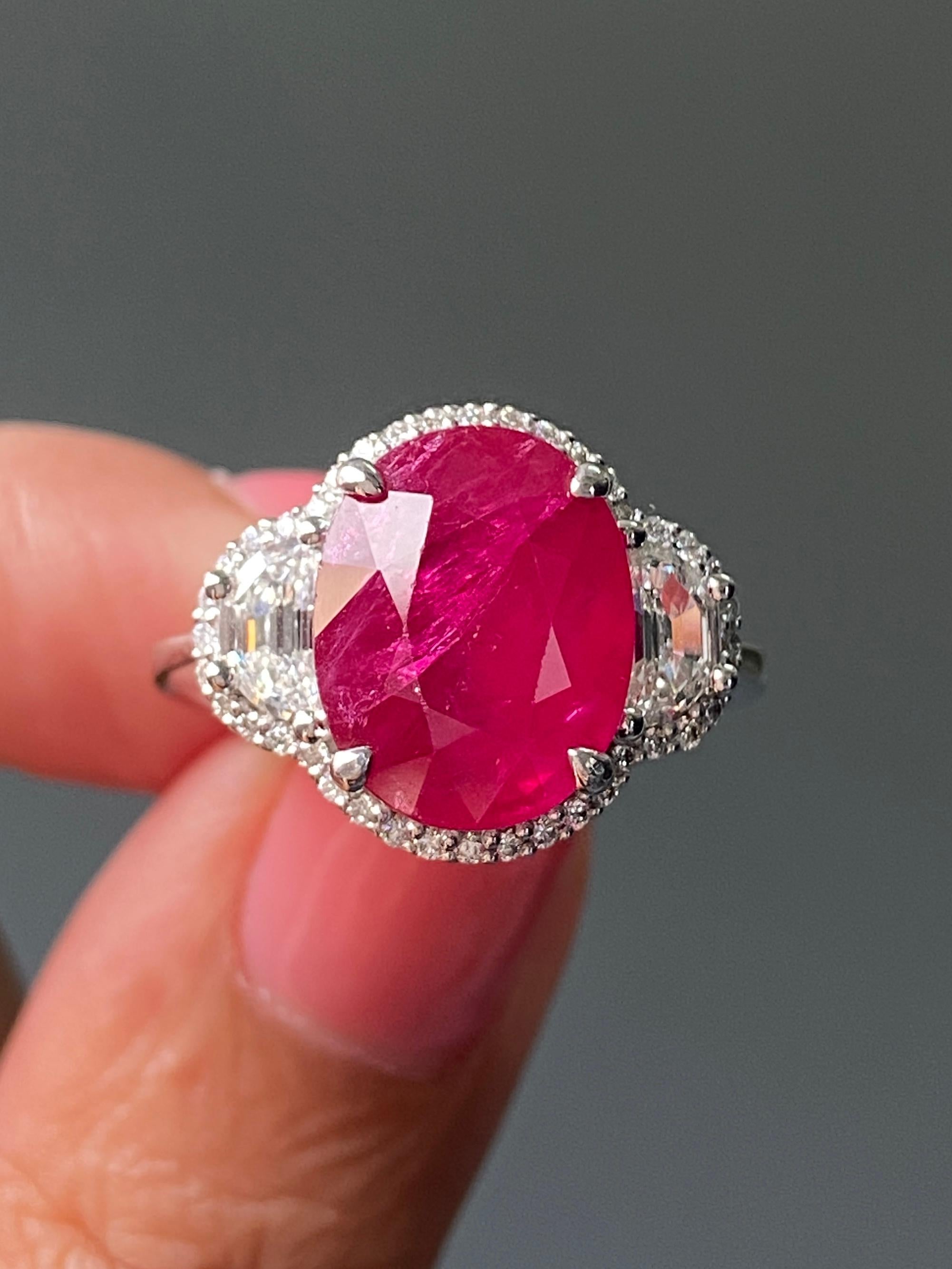 Anello di fidanzamento a tre pietre con diamante di rubino birmano da 6,82 carati certificato Nature in vendita 7