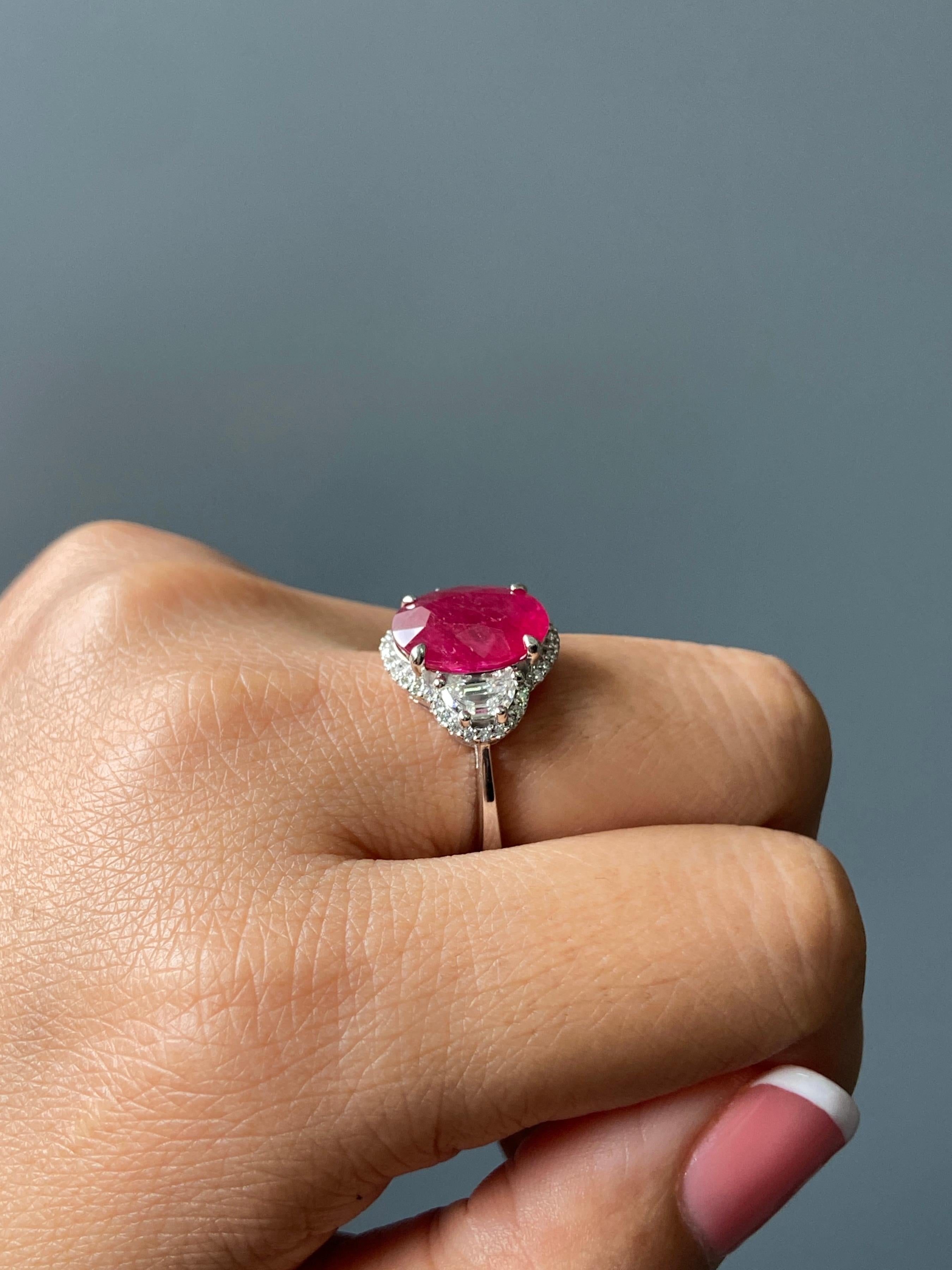 Moderno Anello di fidanzamento a tre pietre con diamante di rubino birmano da 6,82 carati certificato Nature in vendita