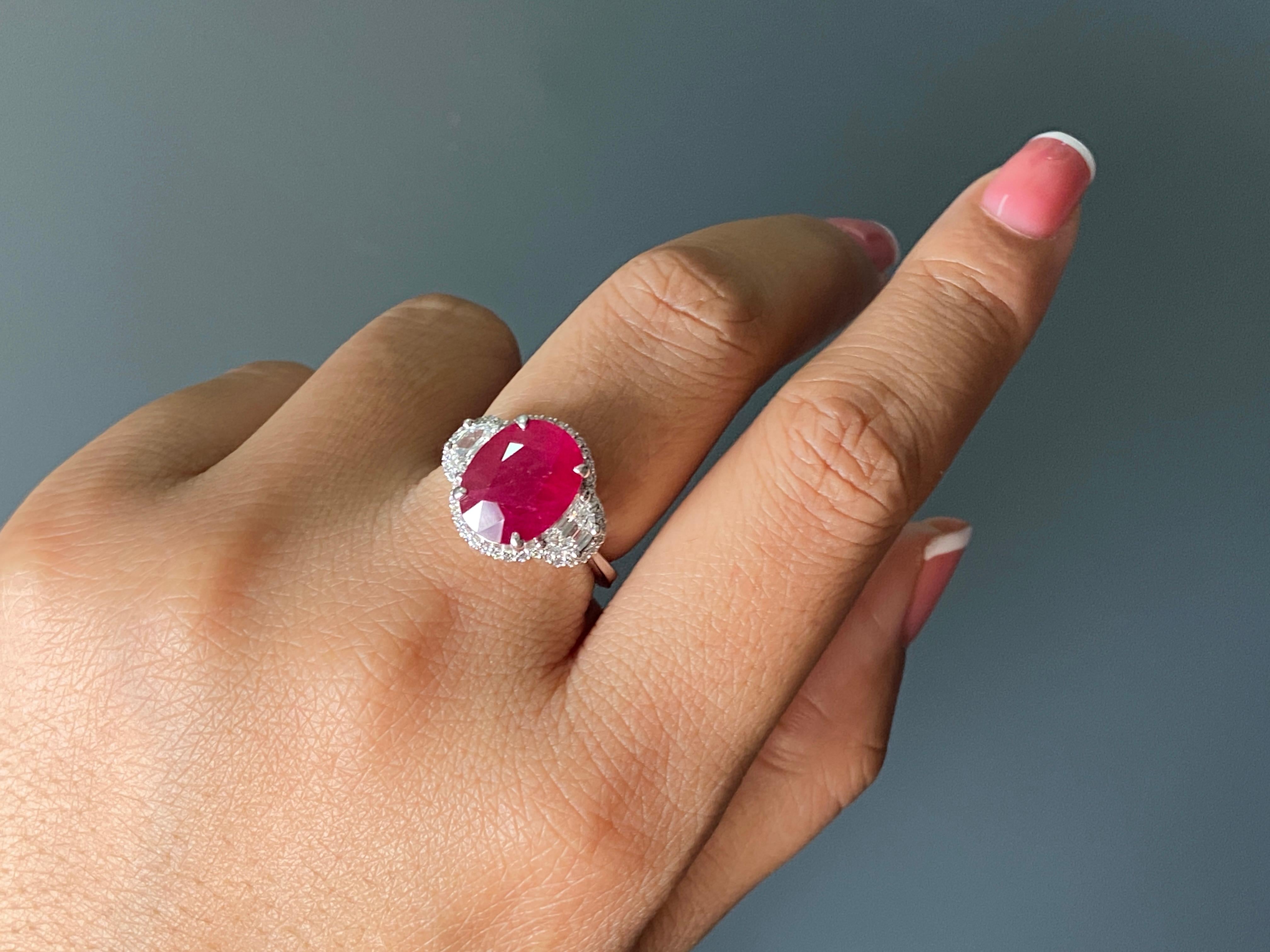 Taglio ovale Anello di fidanzamento a tre pietre con diamante di rubino birmano da 6,82 carati certificato Nature in vendita