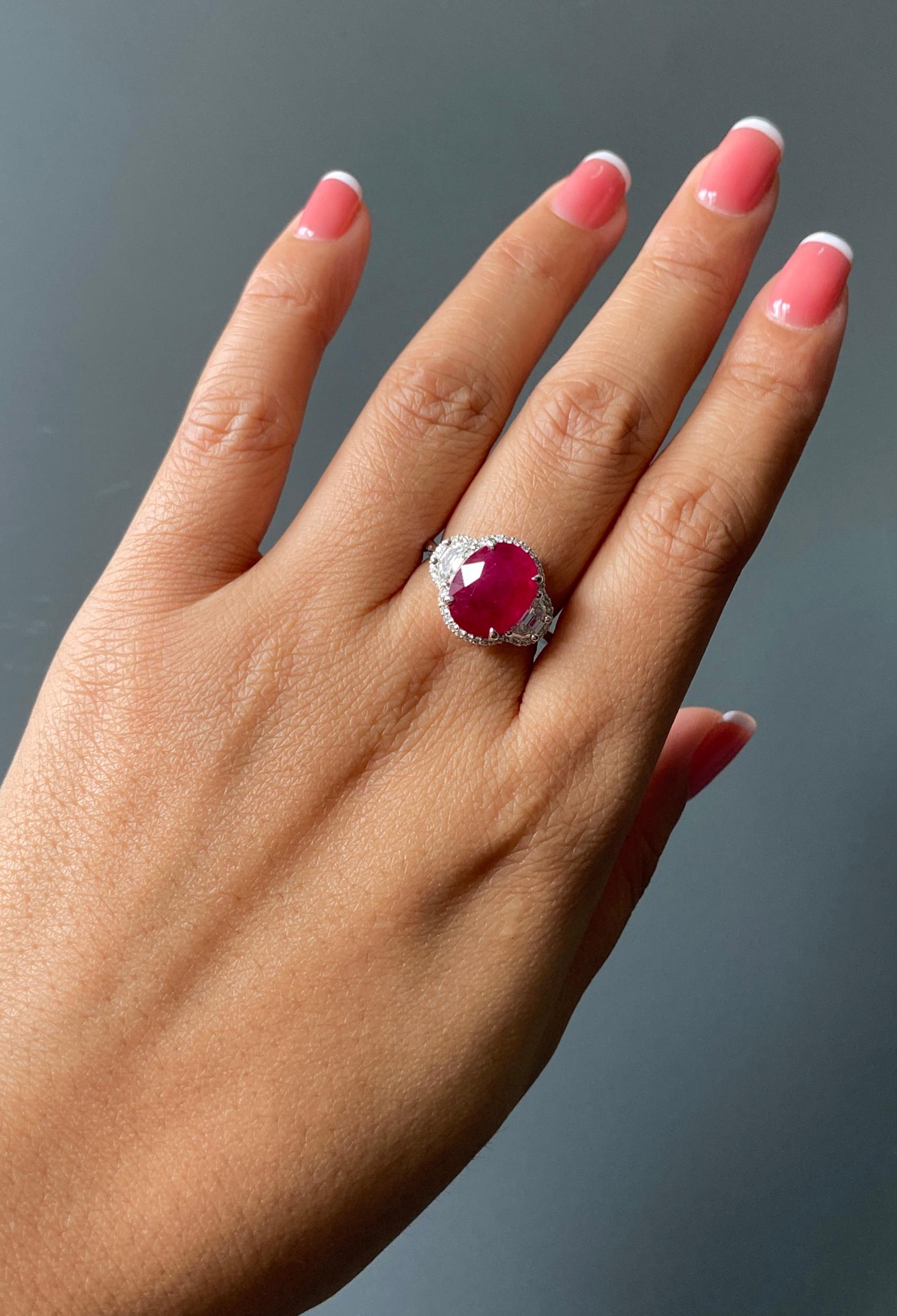 Anello di fidanzamento a tre pietre con diamante di rubino birmano da 6,82 carati certificato Nature In condizioni Nuovo in vendita a Bangkok, Thailand