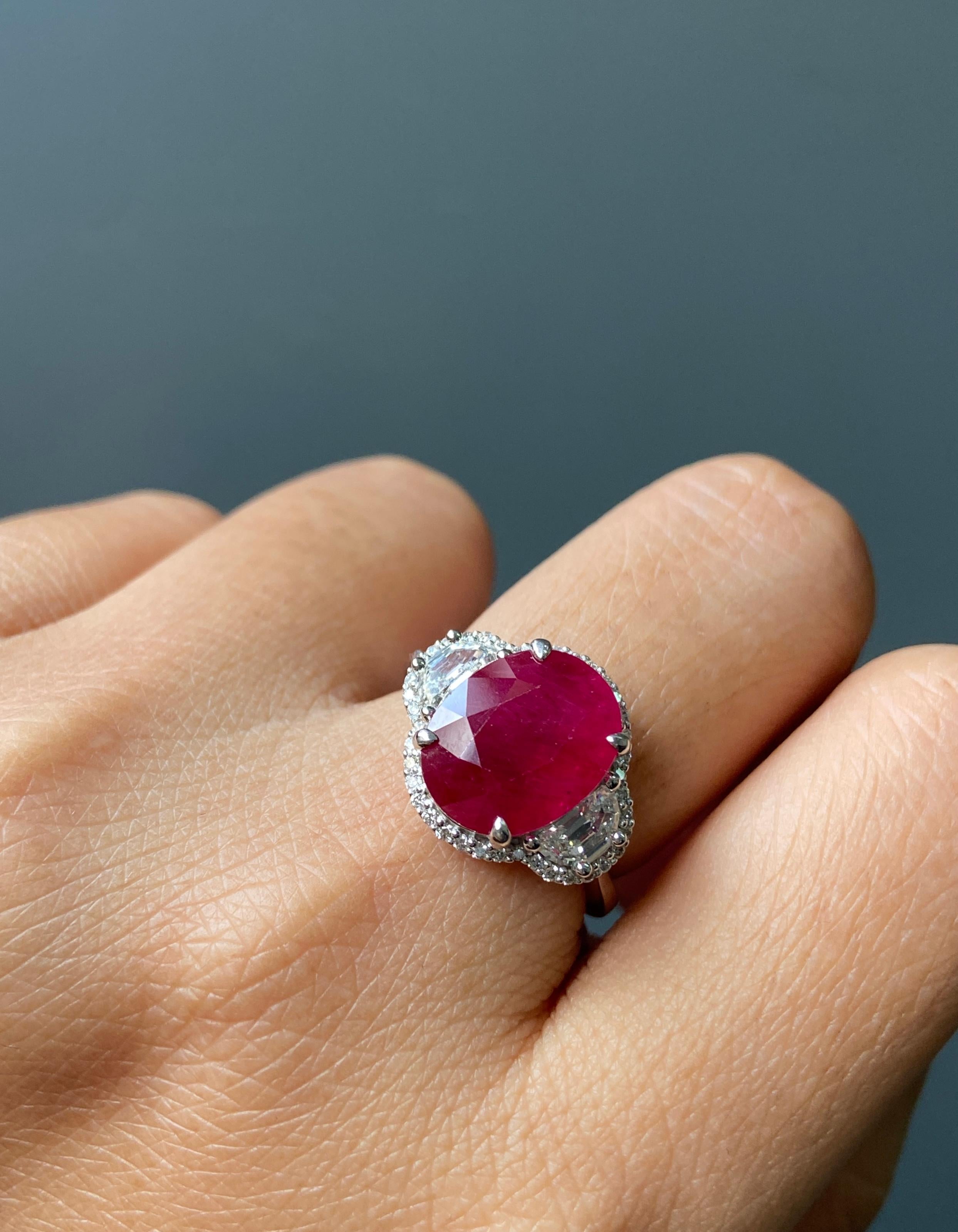 da uomo o donna Anello di fidanzamento a tre pietre con diamante di rubino birmano da 6,82 carati certificato Nature in vendita