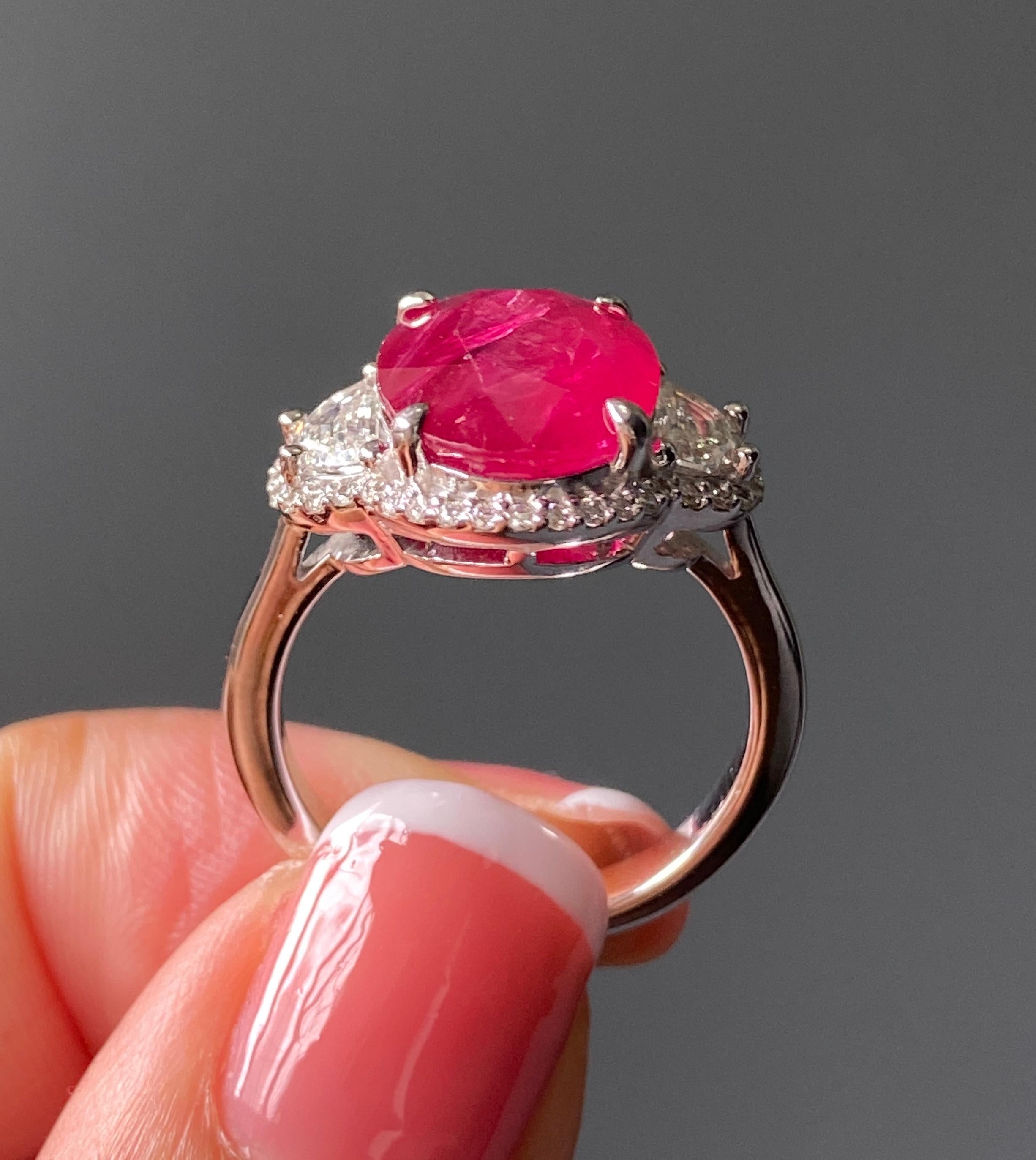 Anello di fidanzamento a tre pietre con diamante di rubino birmano da 6,82 carati certificato Nature in vendita 1