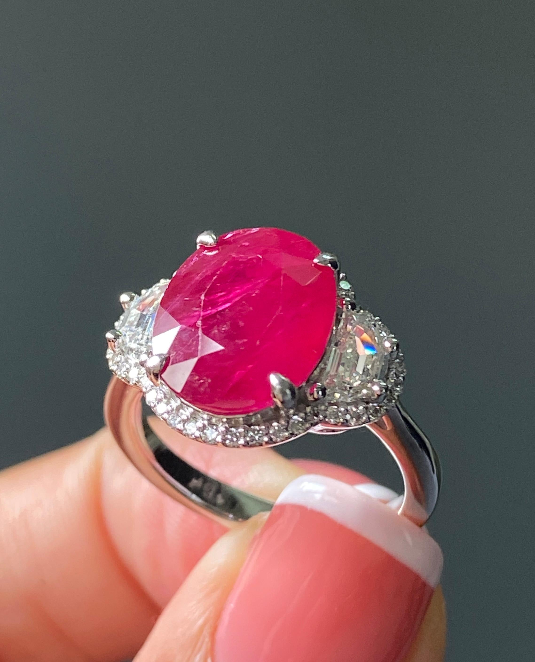 Anello di fidanzamento a tre pietre con diamante di rubino birmano da 6,82 carati certificato Nature in vendita 2