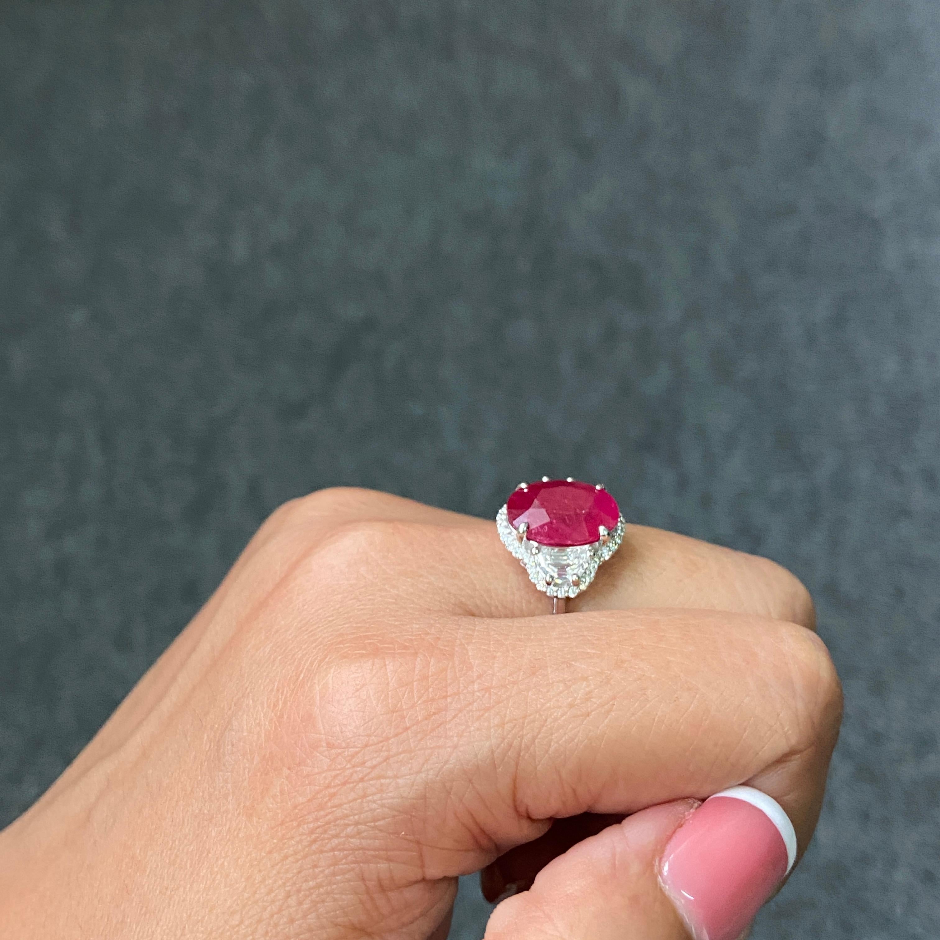 Anello di fidanzamento a tre pietre con diamante di rubino birmano da 6,82 carati certificato Nature in vendita 3