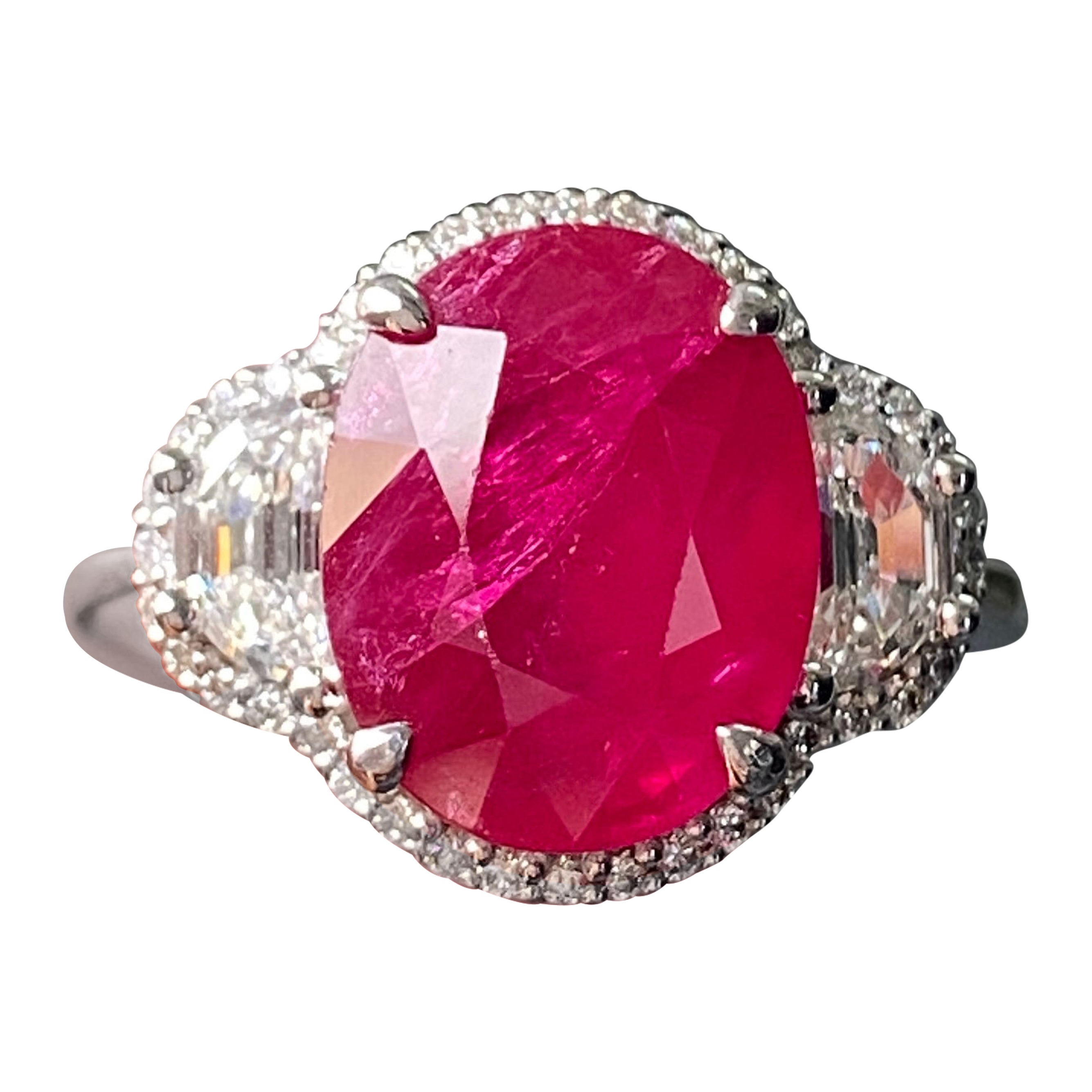 Zertifizierter natürlicher 6,82 Karat burmesischer Rubin-Diamant-Verlobungsring mit drei Steinen