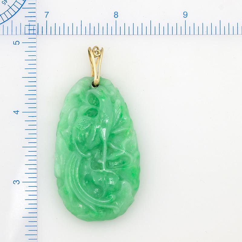 Beautiful, natural apple green jadeite jade carving with yellow gold bail. The carving features the phoenix on one side and the dragon on the other - gorgeous!

Carving = 31.3 x 52.9 x 6.5mm

A Mason-Kay Certificate of Authenticity will be included