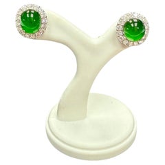 Zertifizierte Ohrstecker aus natürlicher Apfelgrüner Jade mit Diamanten. Glühendes Grün