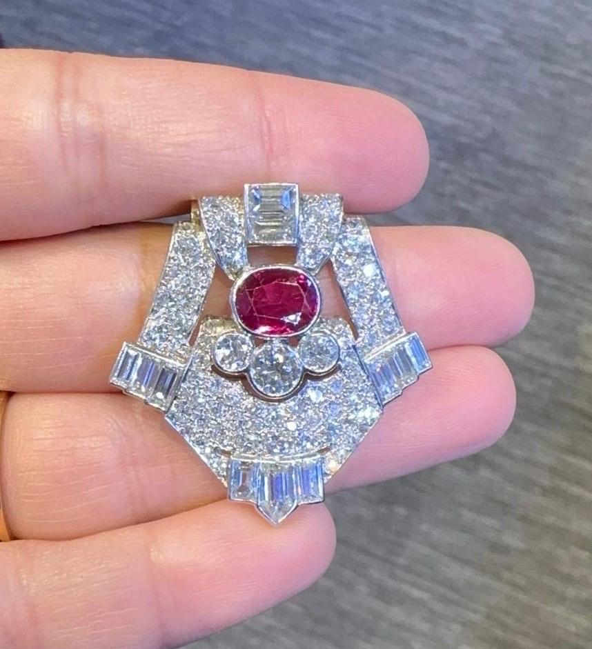 AGL zertifizierte natürliche Art Deco birmanischen Rubin und Diamant-Clip

Clip, besetzt mit Diamanten im Rund- und Baguetteschliff und einem ovalen Rubin
Begleitet von einem GIA-Zertifikat, das besagt, dass der Rubin burmesischen Ursprungs ist,