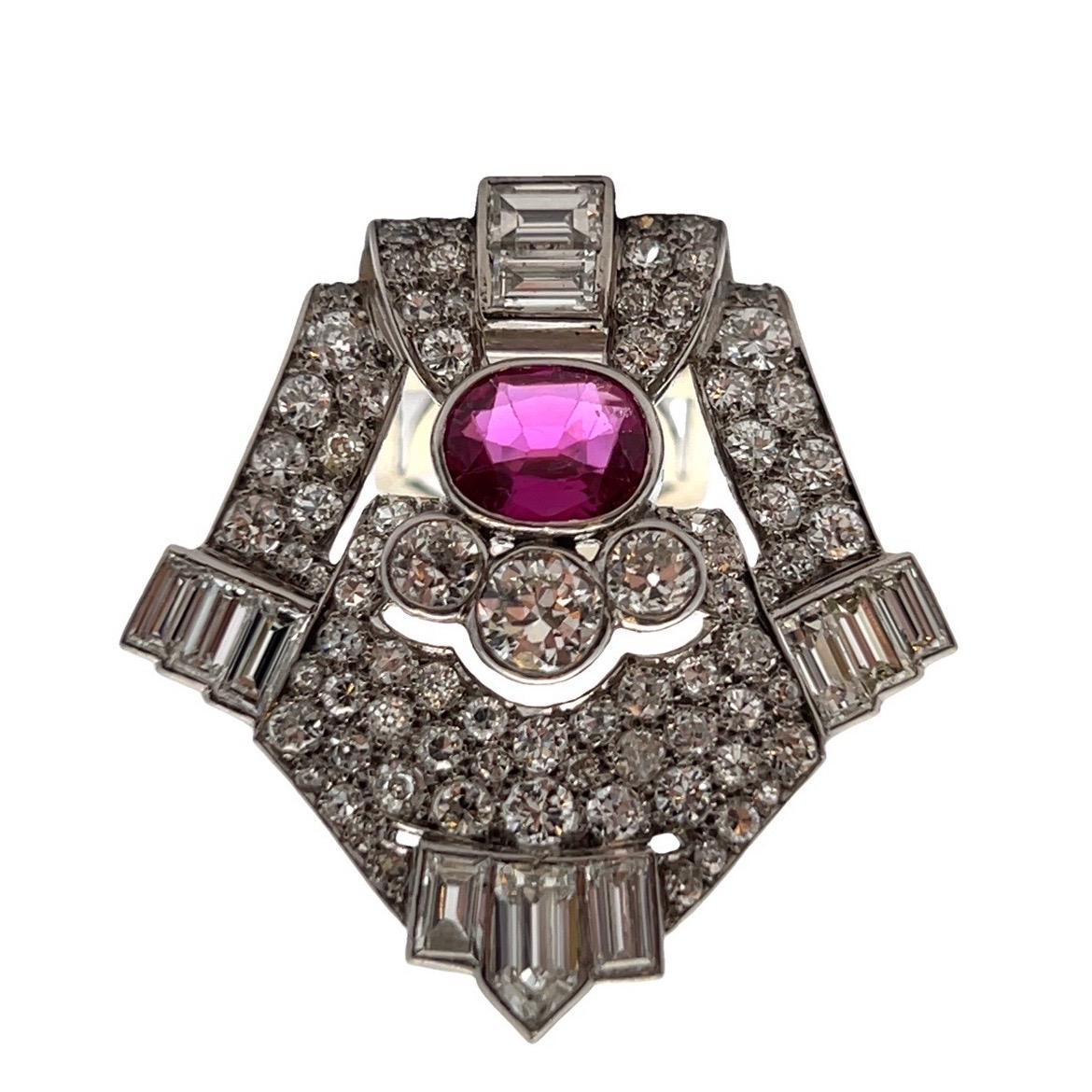 Zertifizierte natürliche Art Deco Burmese Rubin und Diamant Clip im Zustand „Hervorragend“ im Angebot in New York, NY