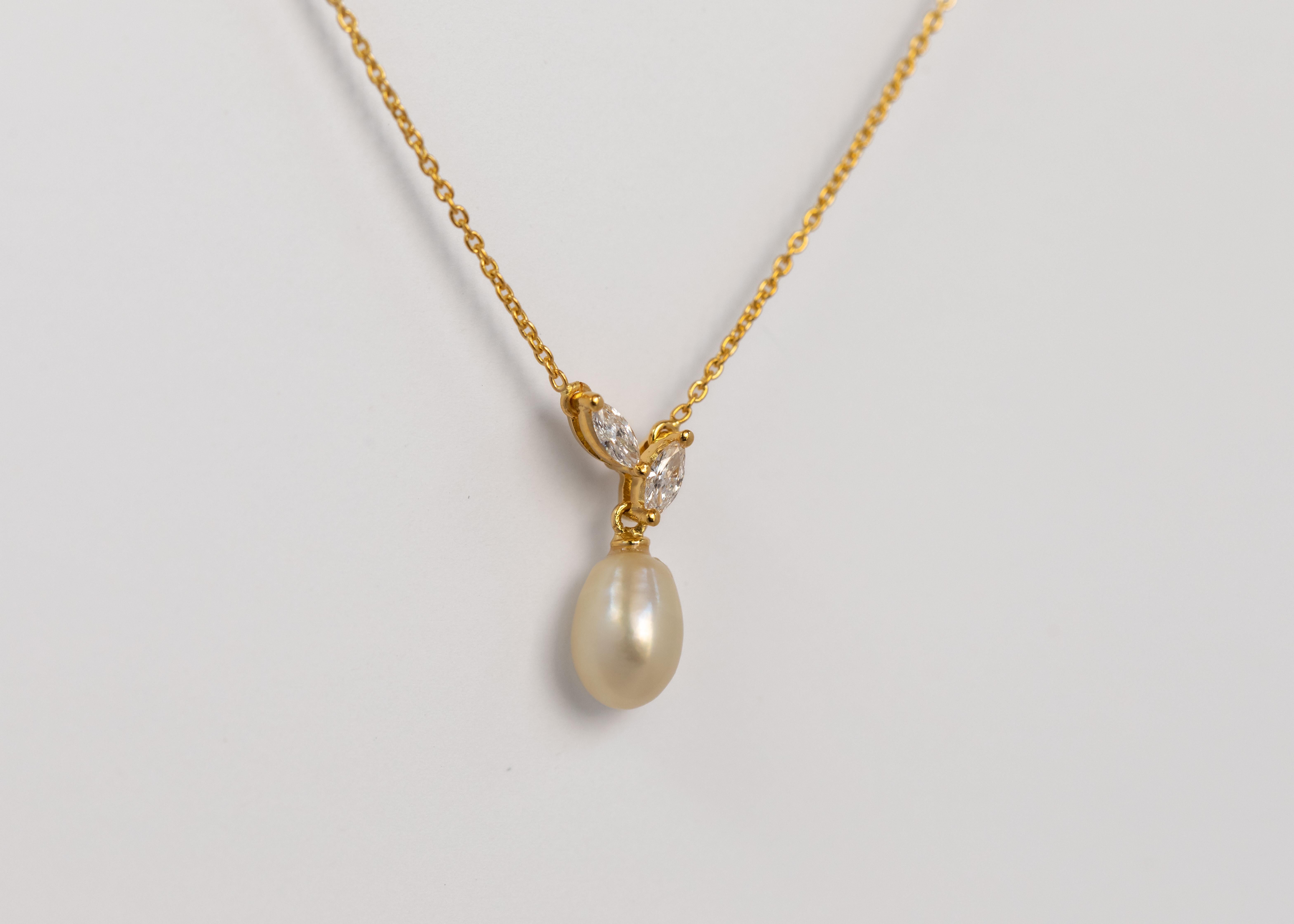 A must have in every women's collection, a classic pearl drop pendant.
The 2.8 ct. cream coloured natural Bahraini pearl is attached to 2 marquise diamonds, hanging from an 18 kt. yellow gold chain.

The pearl is certified from the top rated pearl