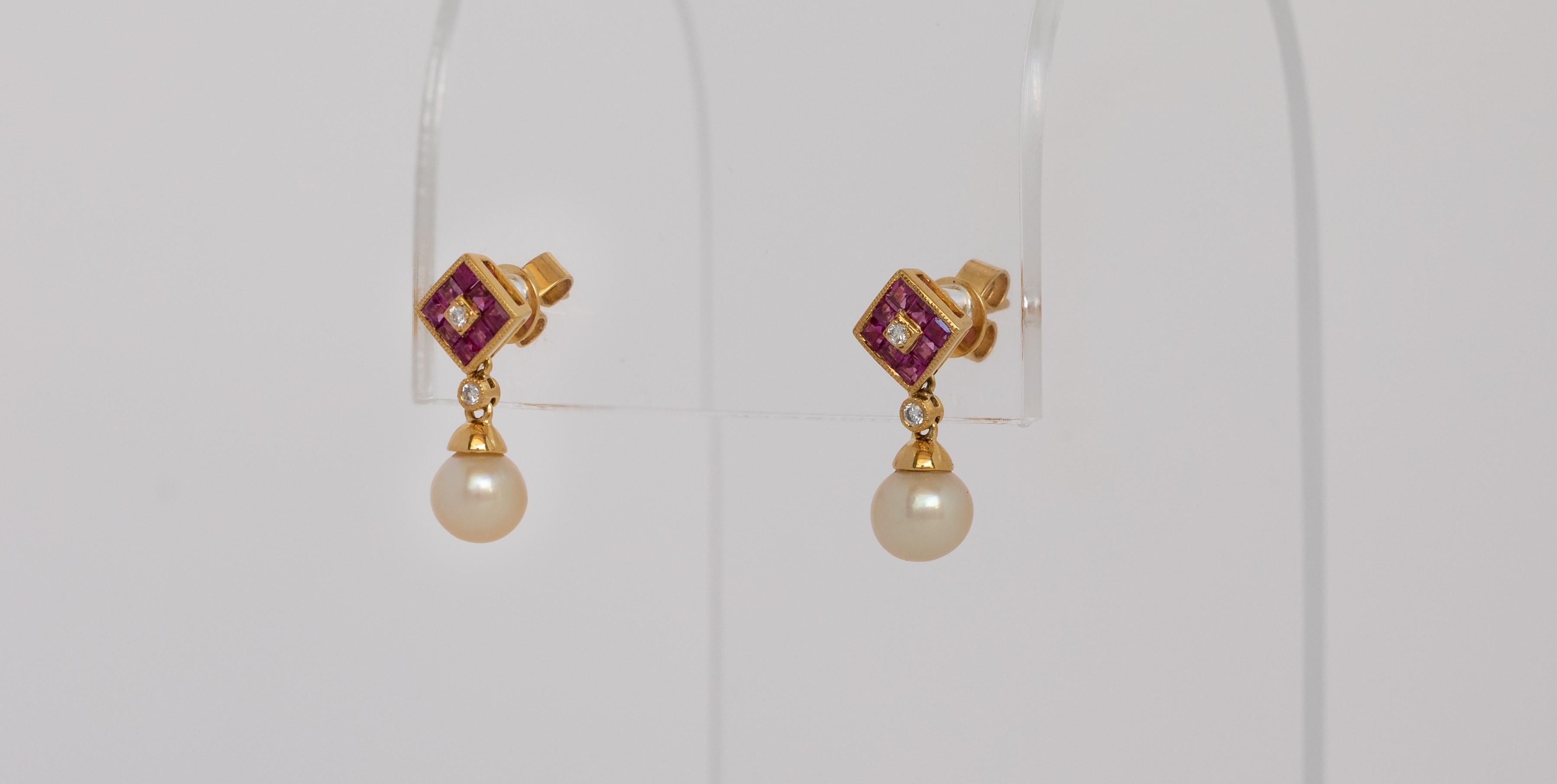 Certified Natural Bahraini Pearls Earrings with Rubies and Diamonds in 18Kt Gold In New Condition For Sale In Manama, BH