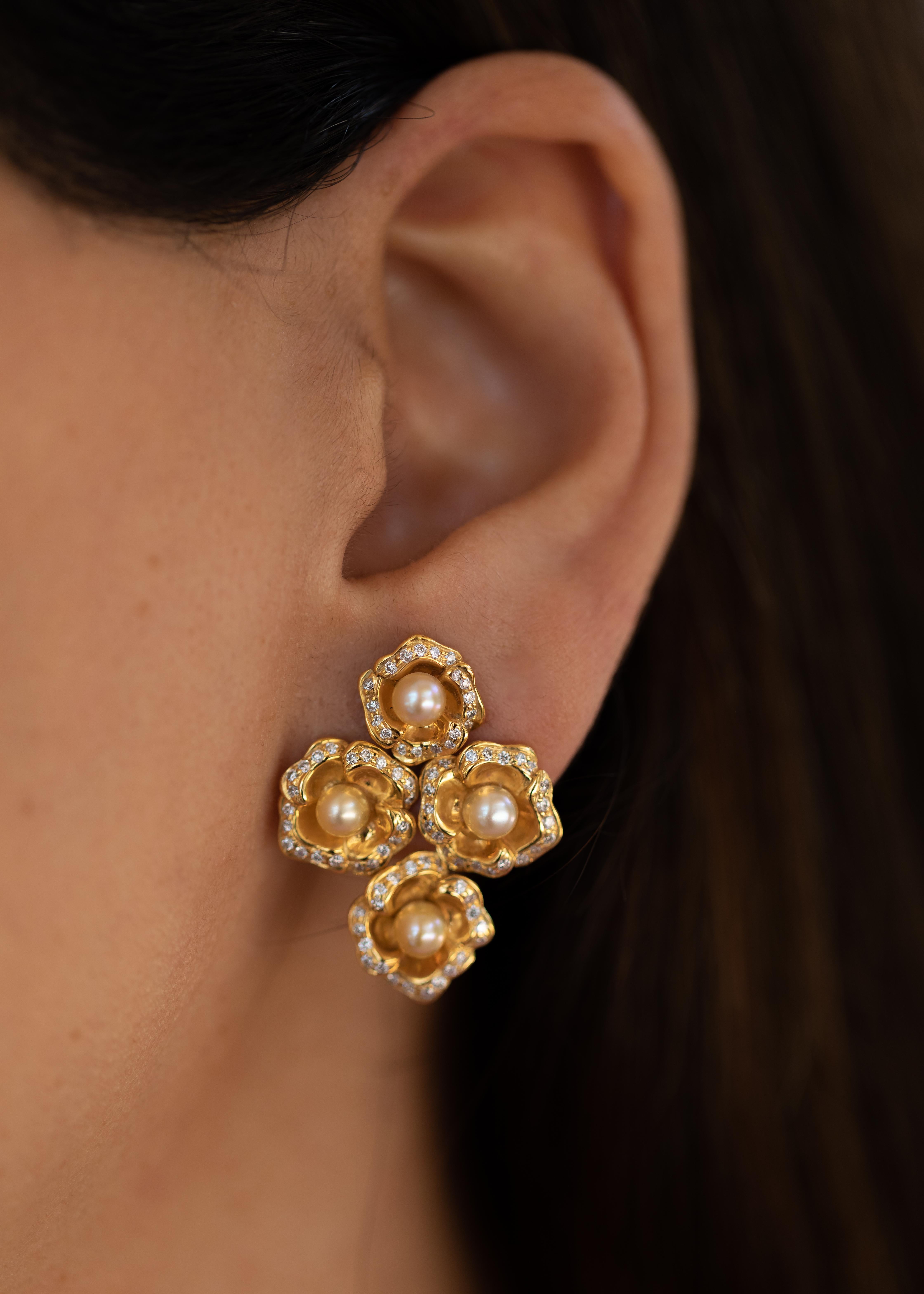 Certified Natural Bahraini Pearls Flowers Earrings with Diamonds in 18 Kt Gold In New Condition For Sale In Manama, BH