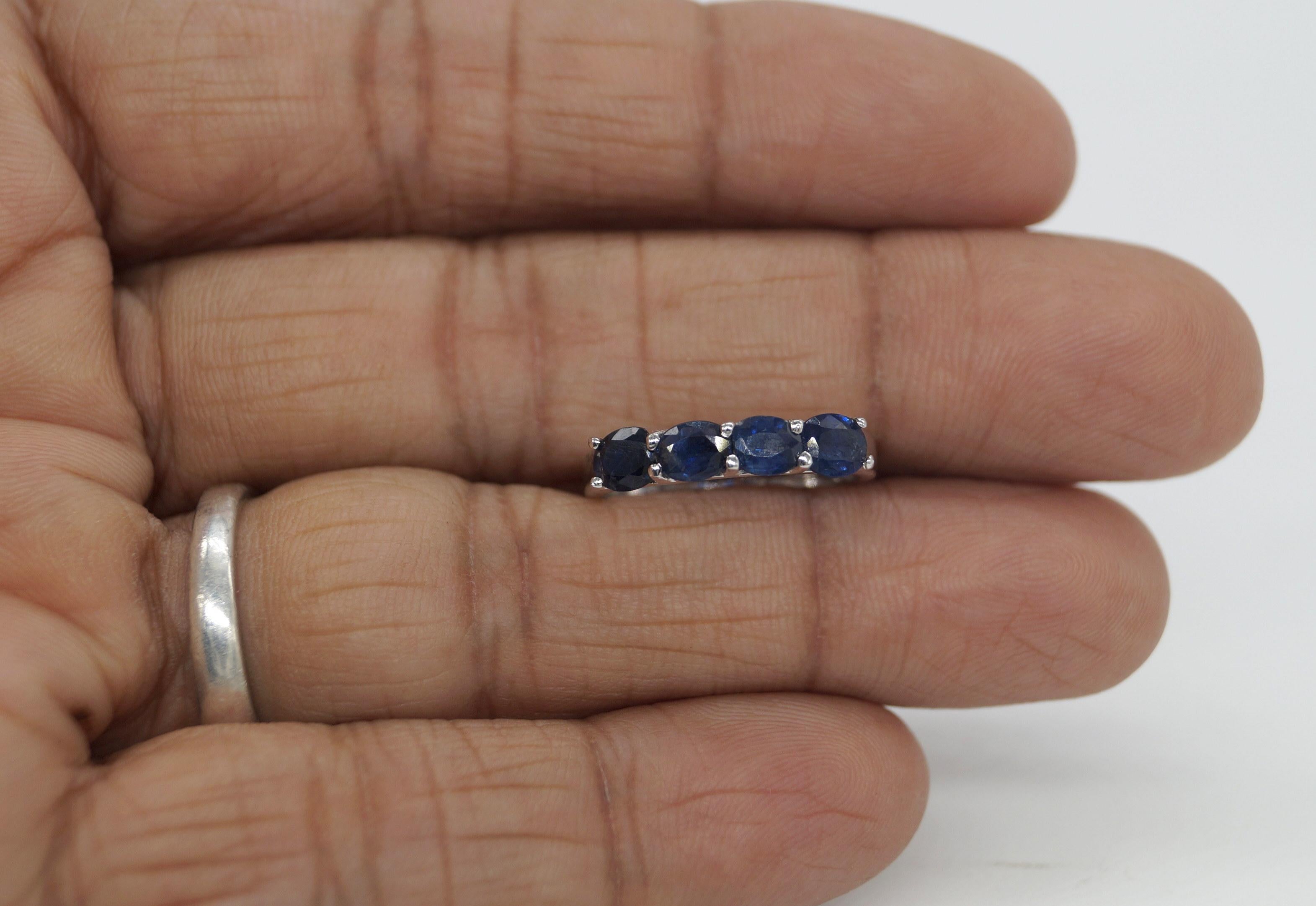 Fascia di Zaffiri Blu Naturali Certificati Anello in argento Sterling e oro bianco Vermeil in vendita 5