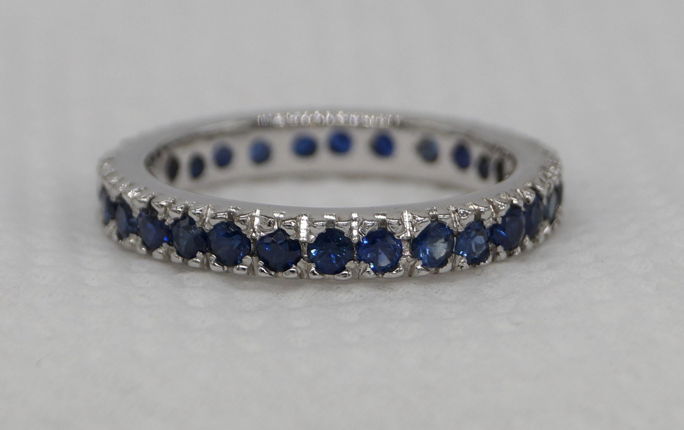 Saphir bleu naturel Diamant naturel Bague en or blanc Vermeil / Bracelet composé de :
Poids brut - 3 100 grammes
Métal- Argent
Pureté du métal - argent 925
Couleur du métal- Or blanc Vermeil
Poinçon en métal - Oui

Nom de la pierre - Émeraude
Type