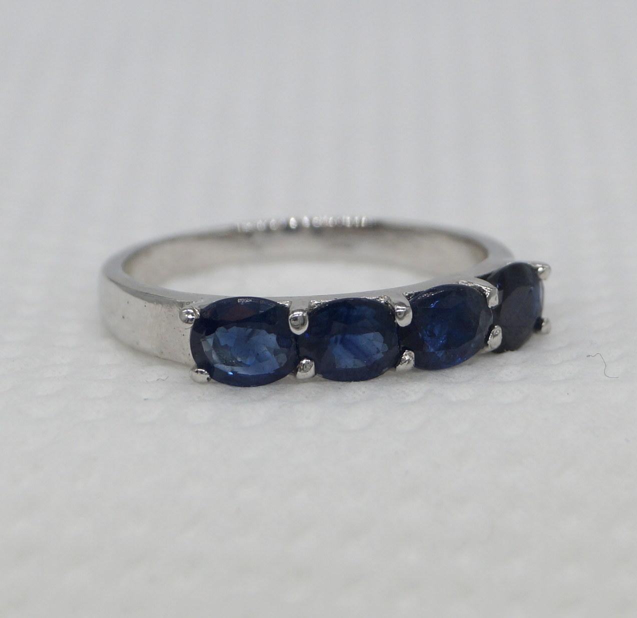 Anello / Fascia in oro bianco Vermeil con zaffiro blu naturale e diamante naturale:
Peso lordo: 2.200 grammi
Metallo- Argento
Purezza del metallo: argento 925.
Colore del metallo- Oro bianco Vermeil
Punzone in metallo - Yes One

Nome della gemma: