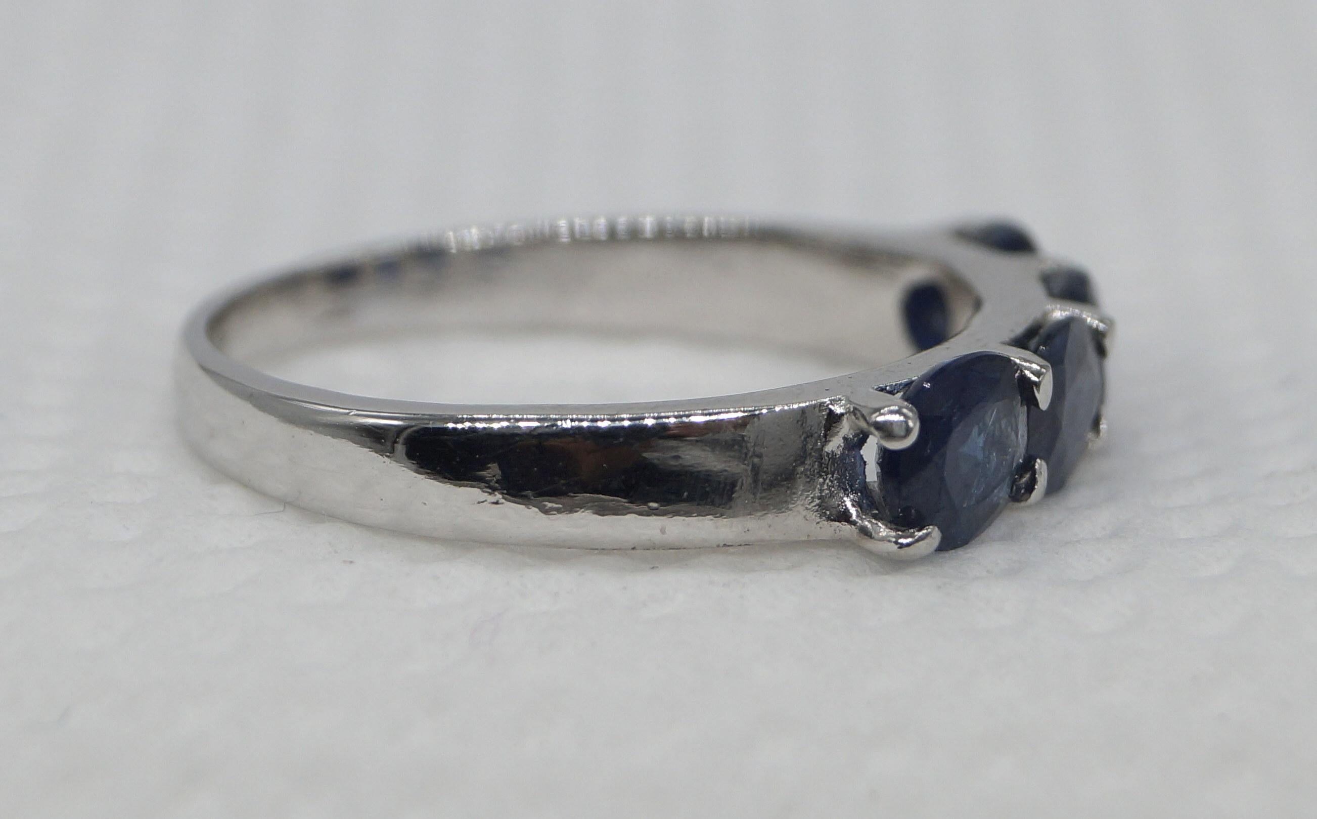 da uomo o donna Fascia di Zaffiri Blu Naturali Certificati Anello in argento Sterling e oro bianco Vermeil in vendita
