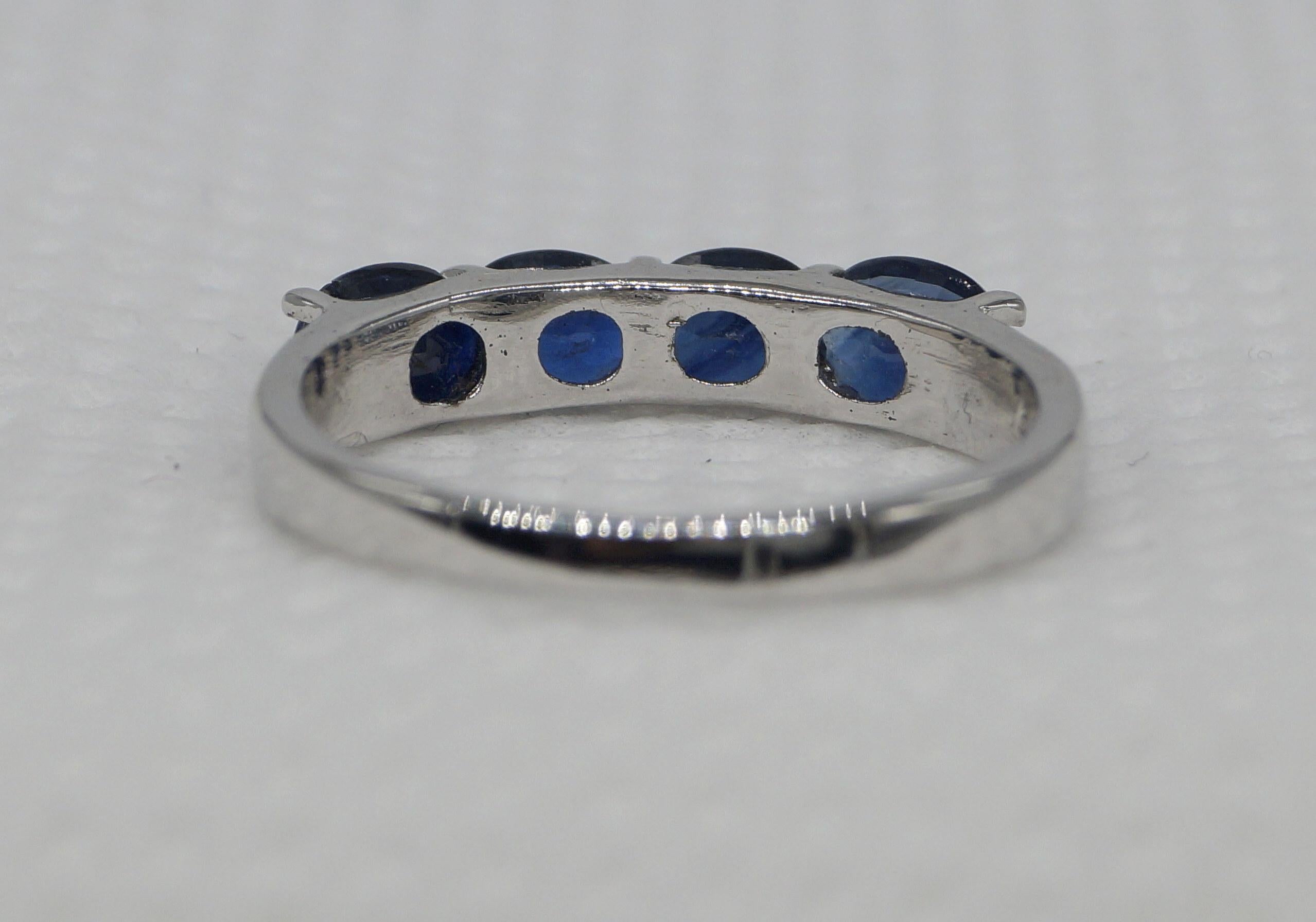 Fascia di Zaffiri Blu Naturali Certificati Anello in argento Sterling e oro bianco Vermeil in vendita 1