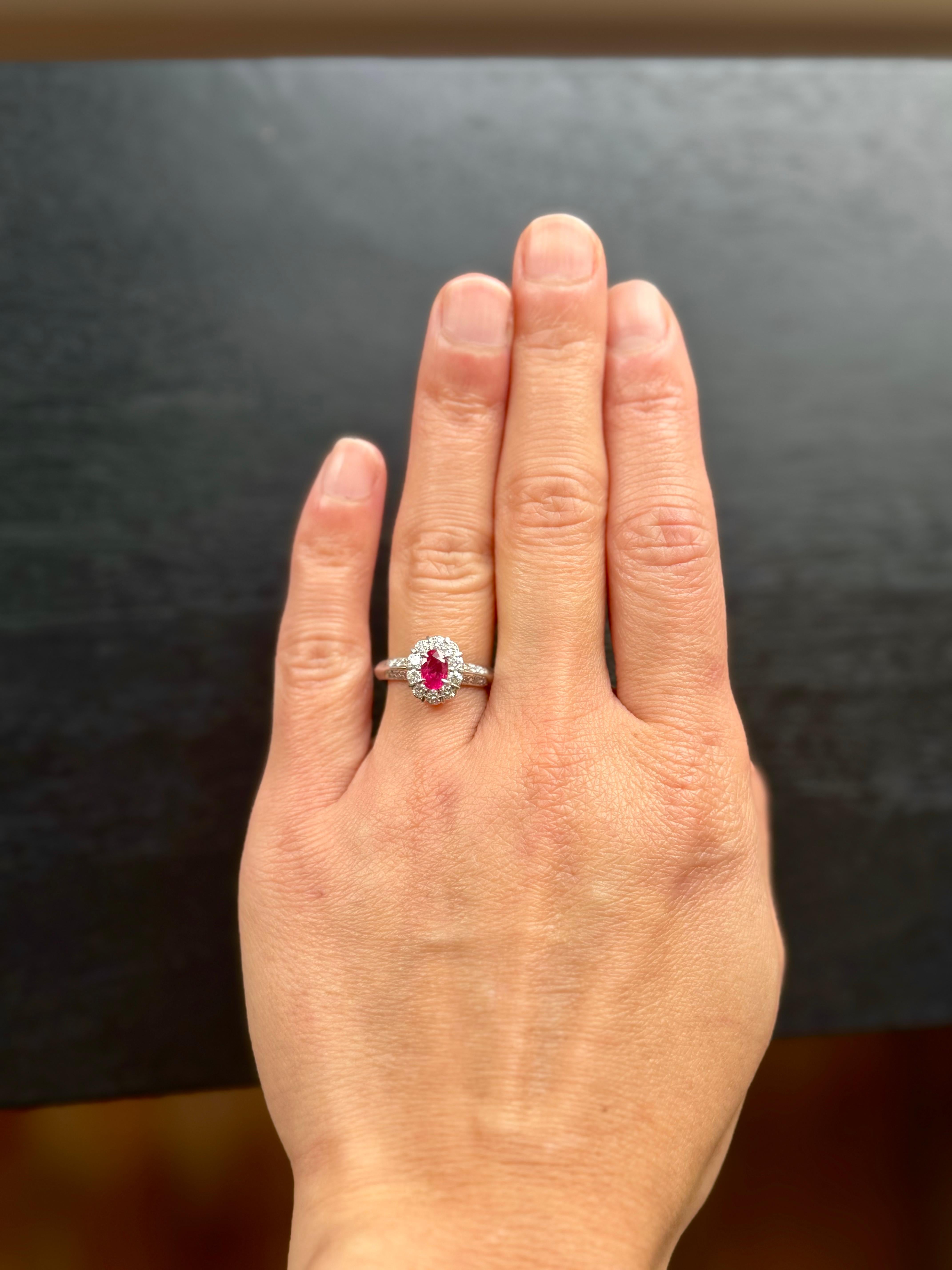 Anillo de diamantes de rubí birmano natural certificado - Rojo vivo Art Decó en venta