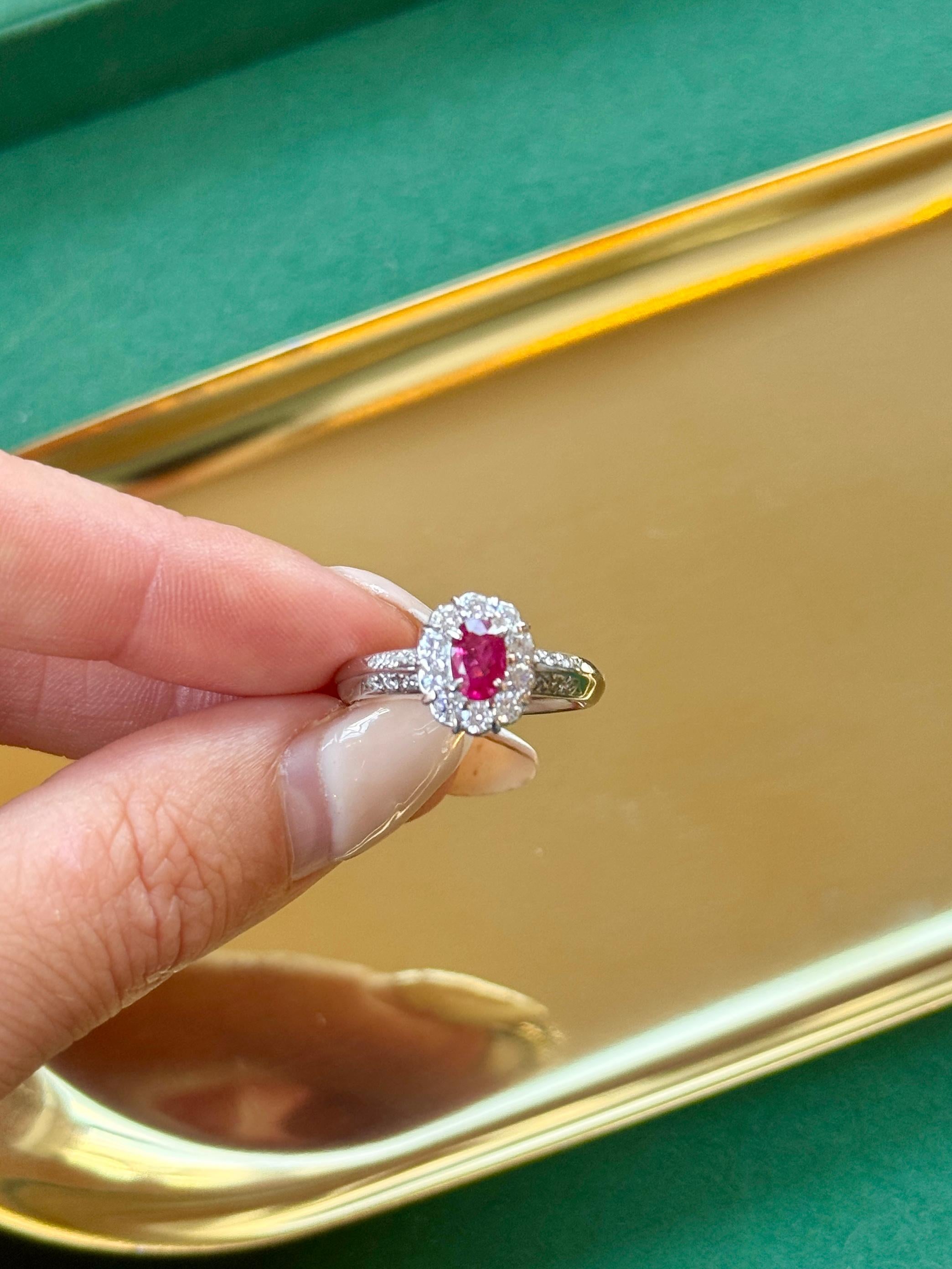Taglio ovale Anello con diamante di rubino birmano naturale certificato - Vivid Red in vendita