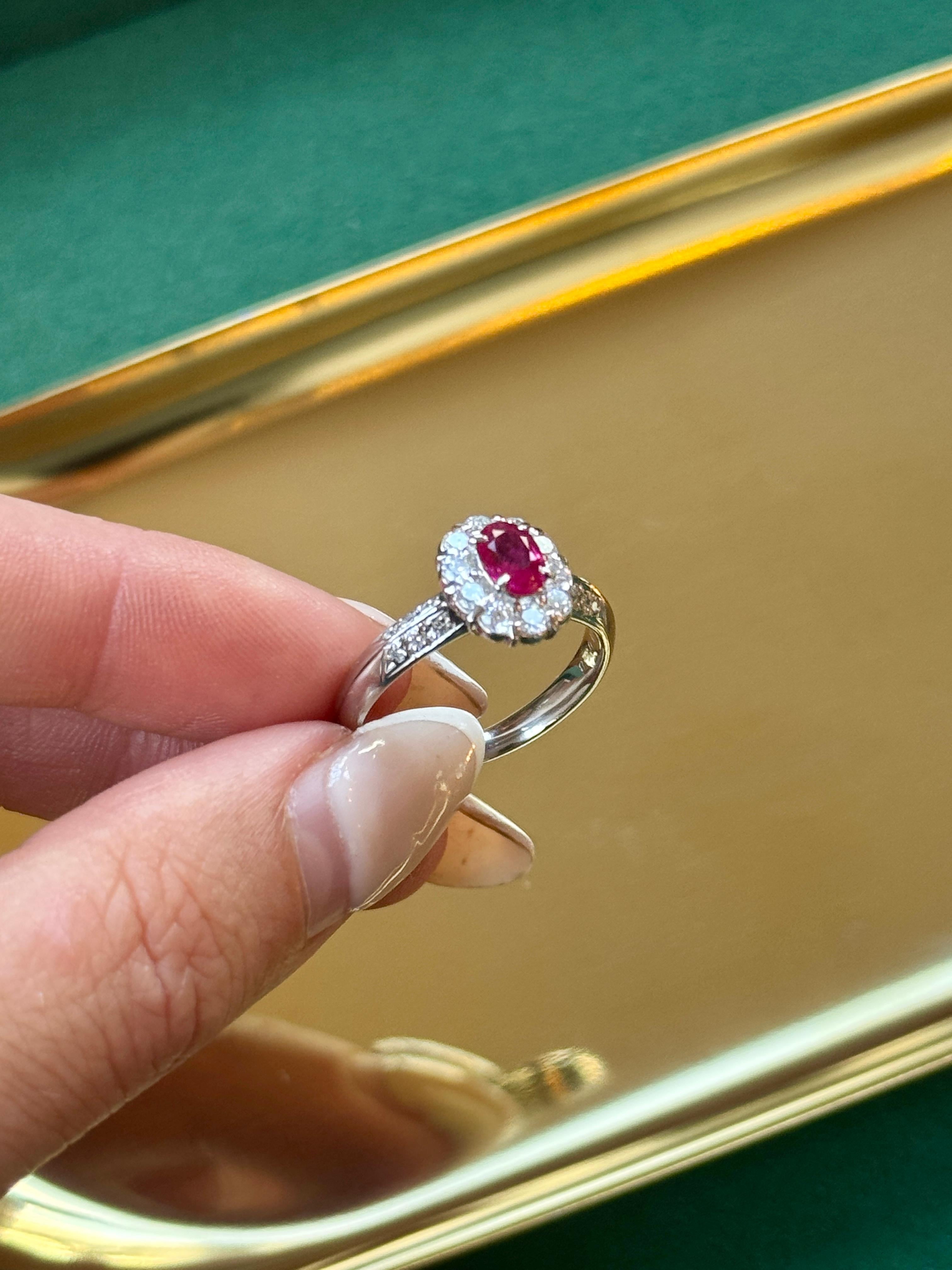 Anello con diamante di rubino birmano naturale certificato - Vivid Red In condizioni Nuovo in vendita a London, GB