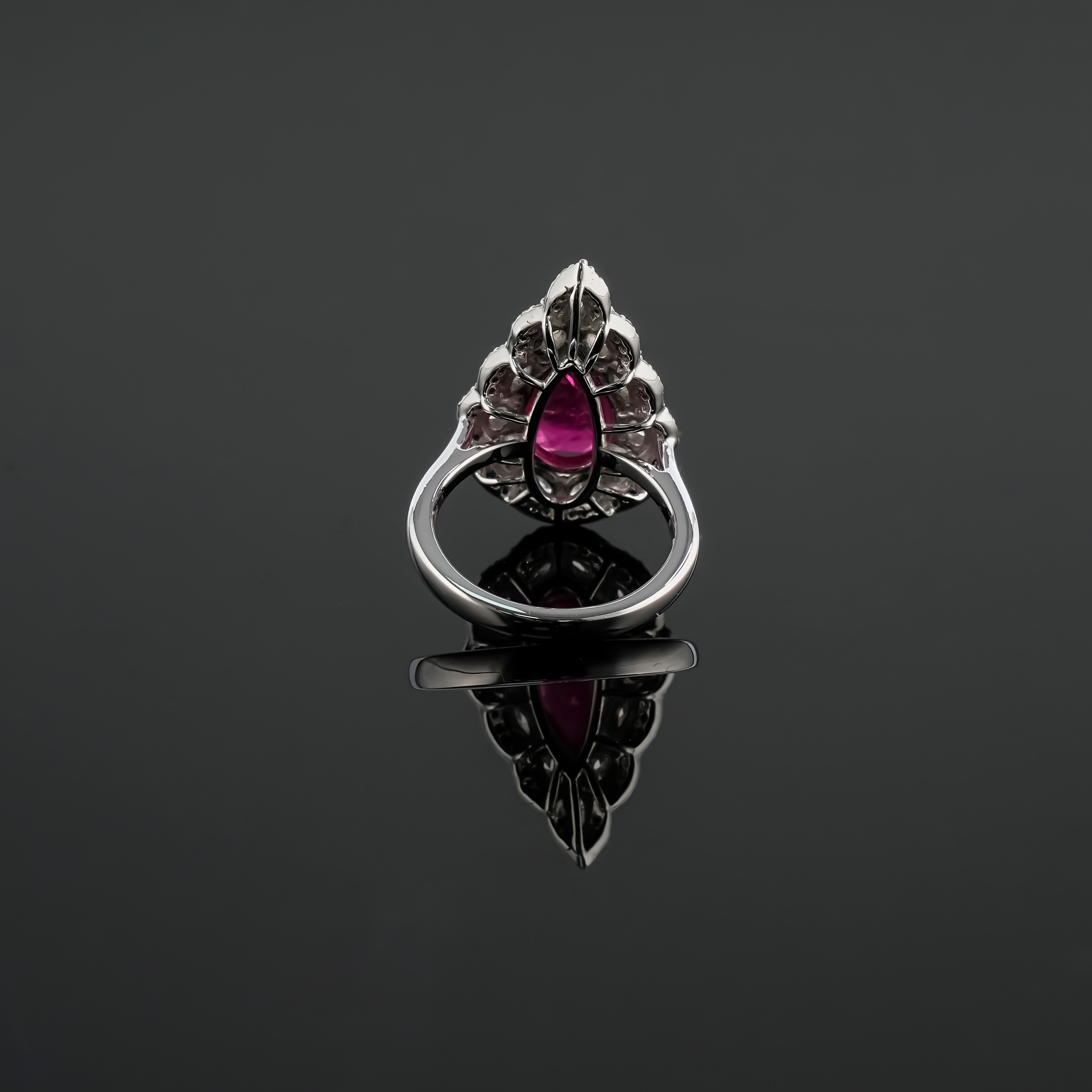 Certified Natural Burmese Ruby Statement Ring Set In 18K White Gold In New Condition For Sale In Bangkok, Thailand