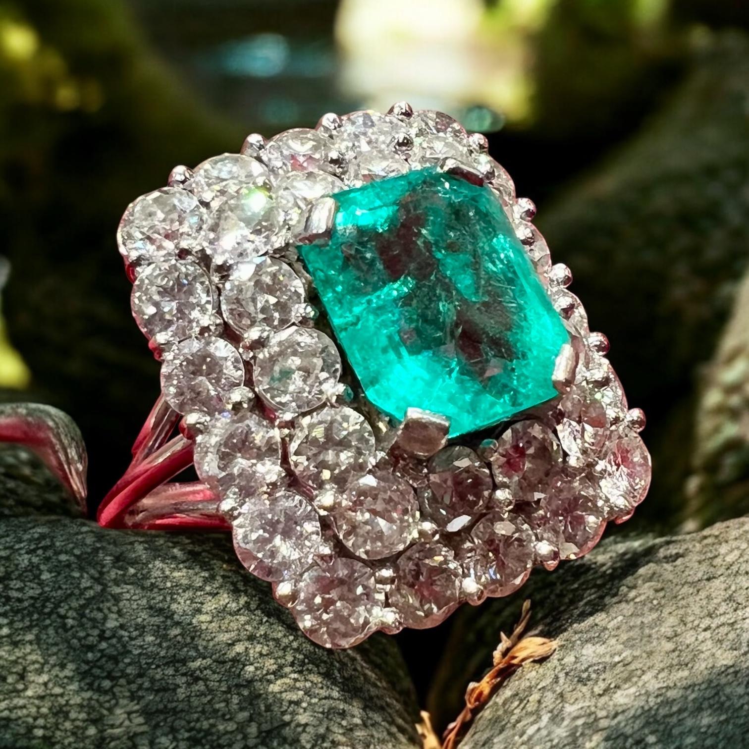 Smeraldo colombiano naturale certificato 3,38 carati  Diamanti taglio vecchio da 3,20 carati, platino in vendita 6