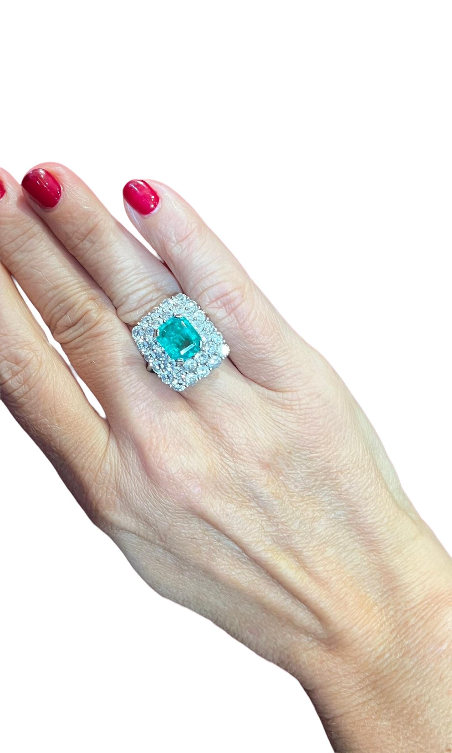 Donna Smeraldo colombiano naturale certificato 3,38 carati  Diamanti taglio vecchio da 3,20 carati, platino in vendita