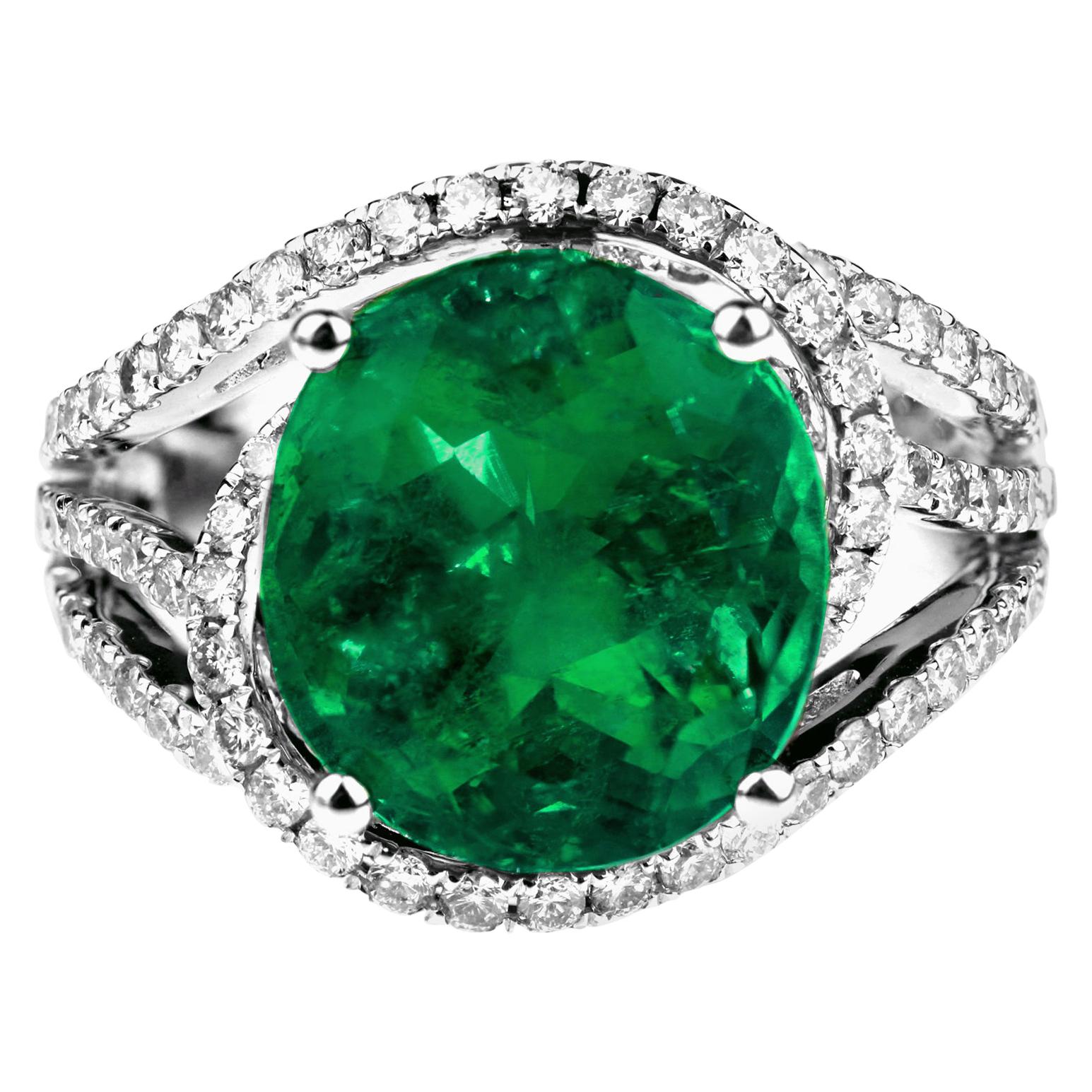 Certified Natural Colombian Emerald 5.3 ct and Diamond Ring in 18K White Gold For Sale