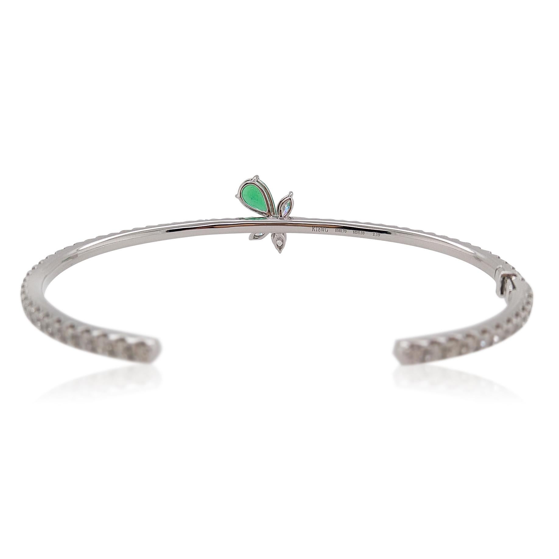 This stunning 18 Karat white gold bangle is featured with dazzling Colombian Emerald and sparkling White Diamonds. With the vibrant and unique color, pair with any outfit to add a unique and remarkable finish.
-	Pear shape Colombian Emerald 0.70