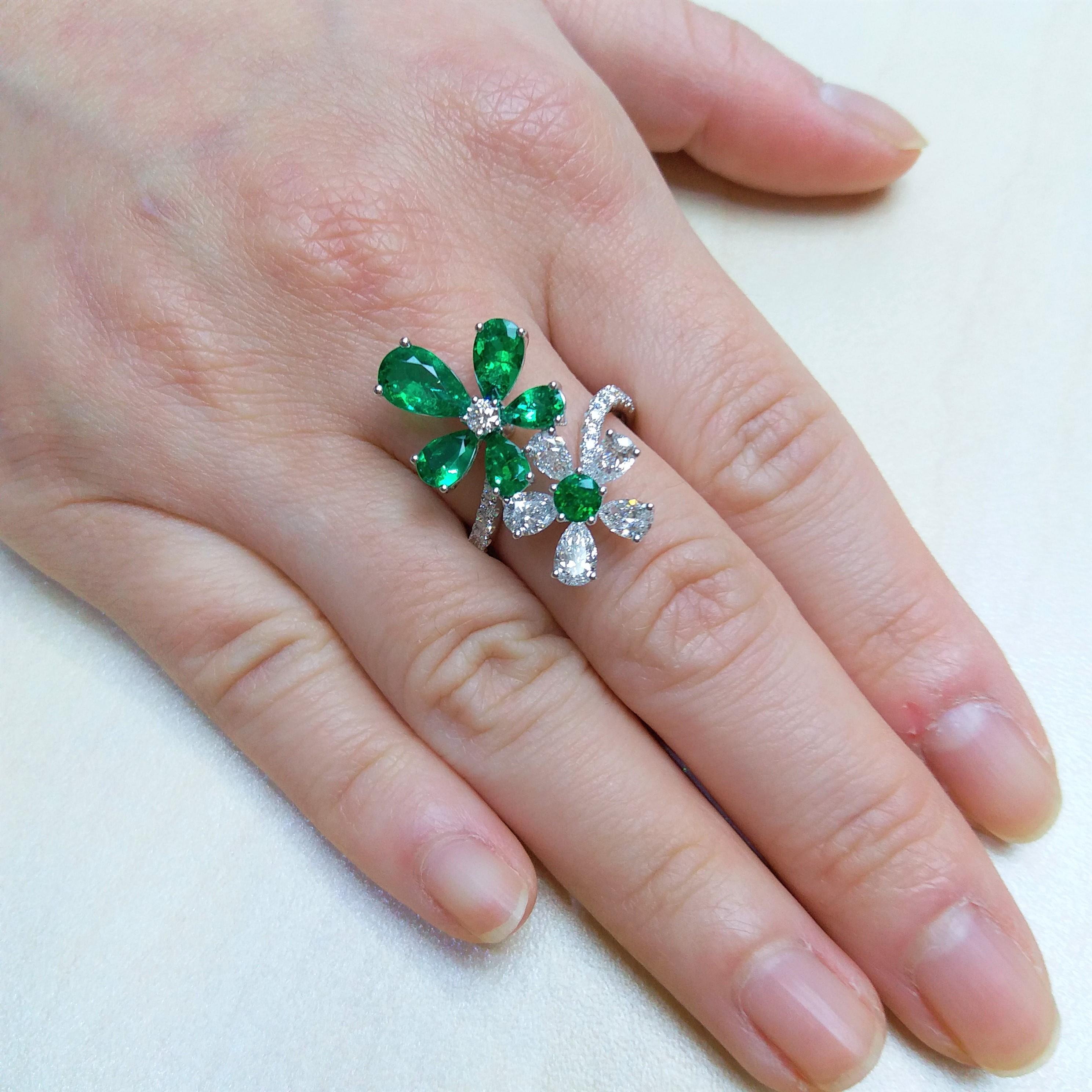 Certified Colombian Emerald White Diamond 18K Gold Cocktail Ring In New Condition In Hong Kong, HK
