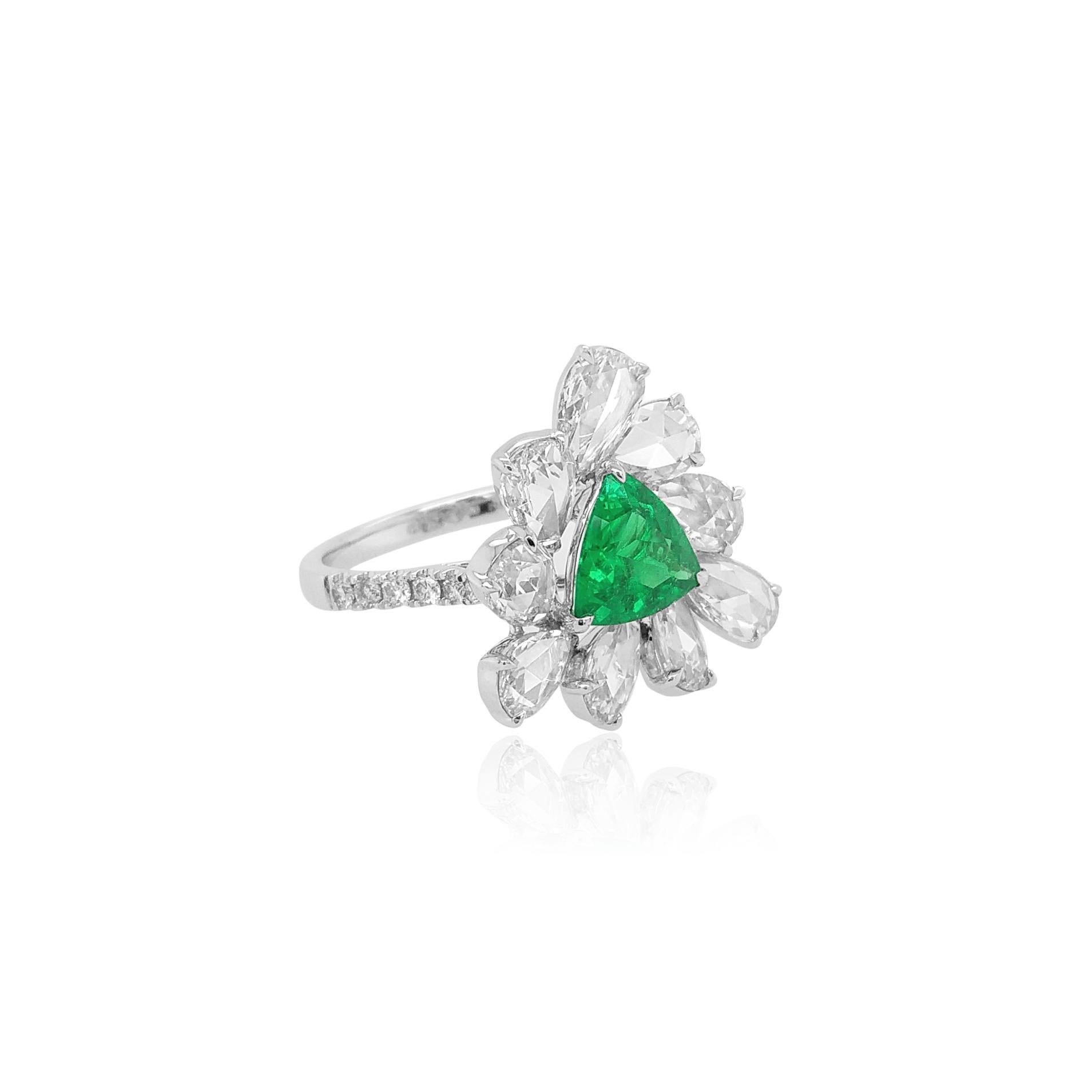 Certified Colombian Emerald White Diamond 18K Gold Cocktail Ring In New Condition In Hong Kong, HK