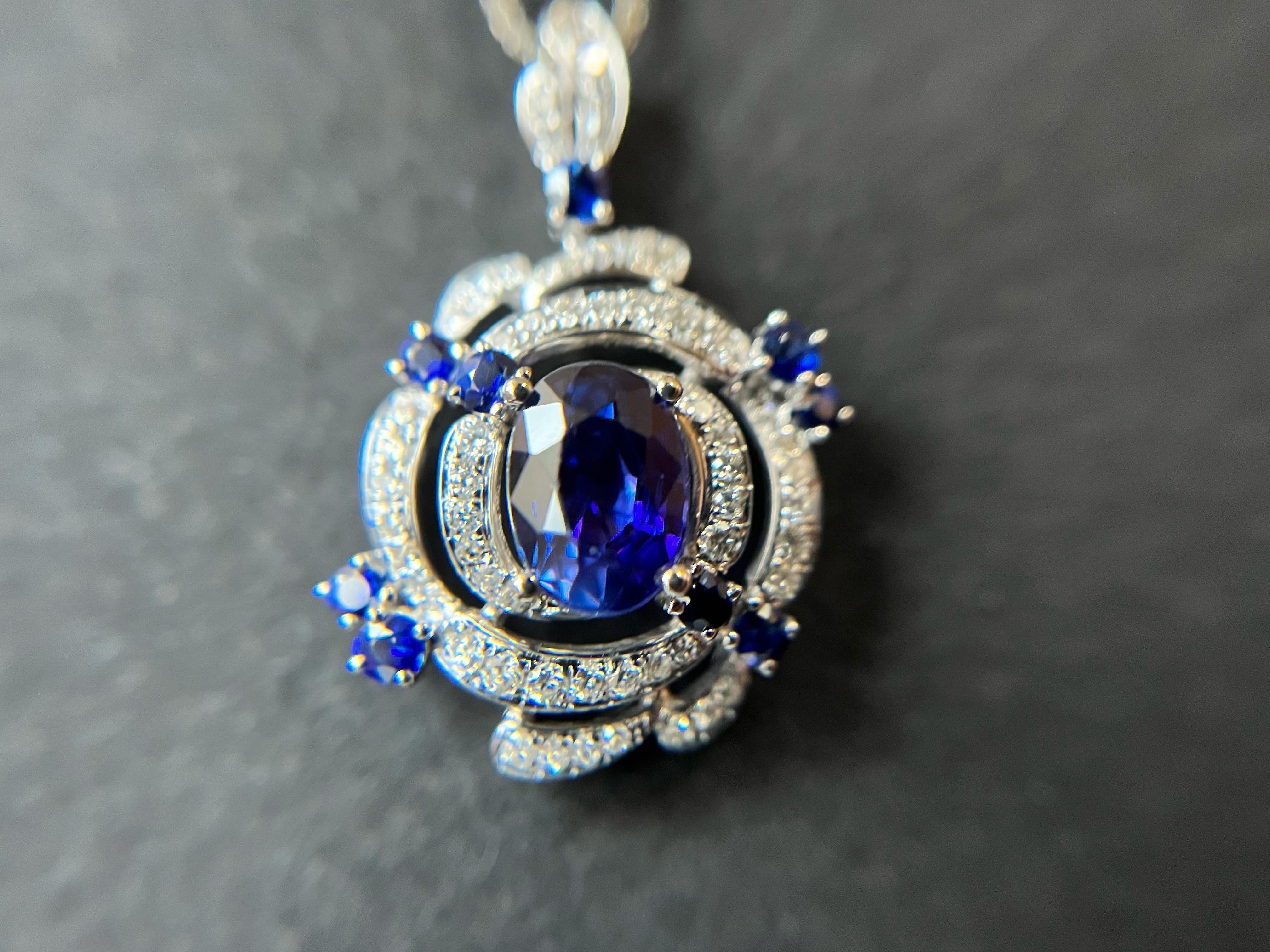 Scopri la miscela perfetta di eleganza e fascino con il nostro splendido ciondolo, caratterizzato da un affascinante zaffiro naturale che cambia colore al centro. Ornato da zaffiri blu scintillanti e diamanti brillanti, questo pezzo bilancia senza