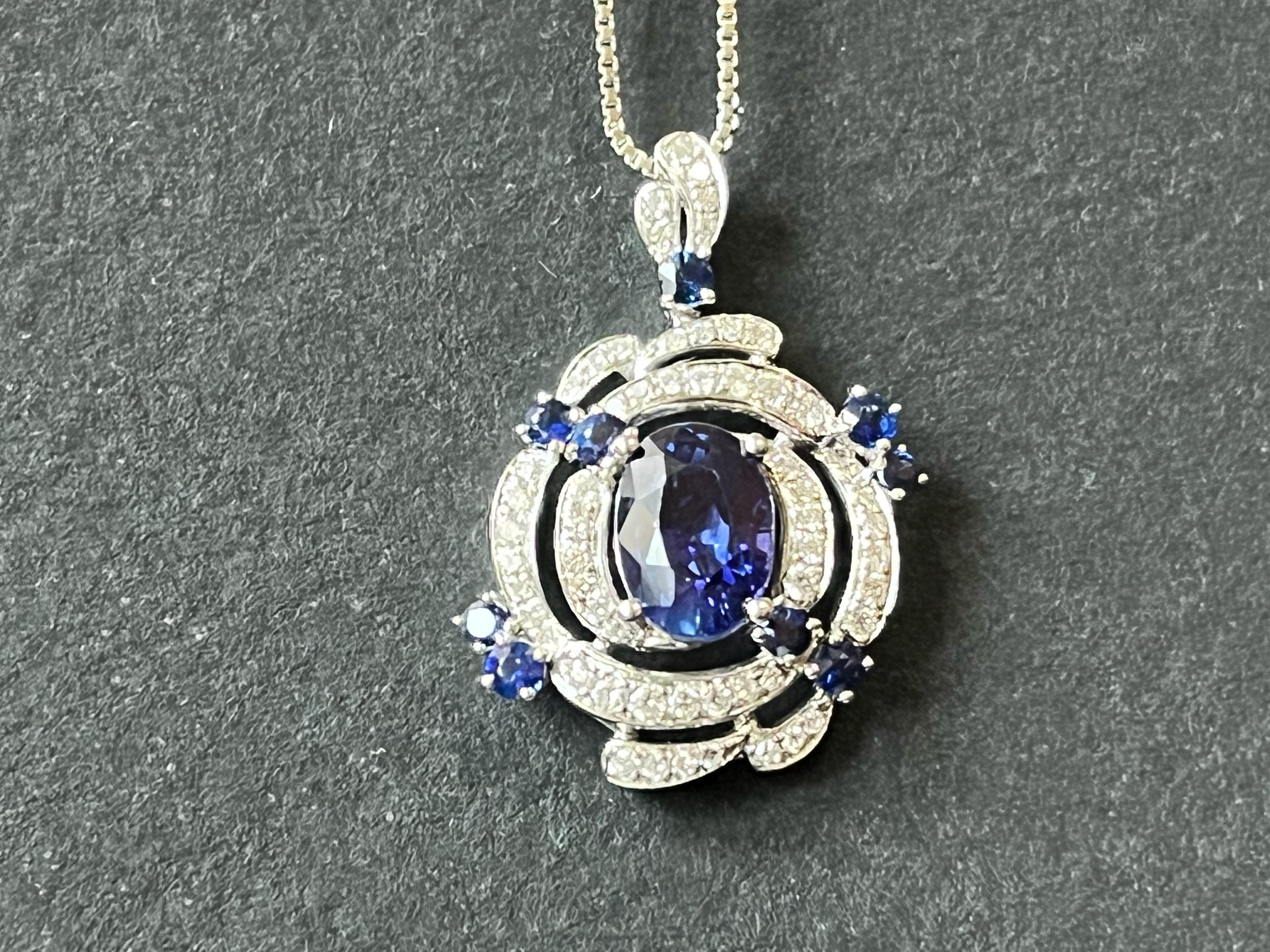 Art Nouveau Ciondolo con zaffiro cangiante naturale certificato in oro bianco 18 carati e diamante in vendita