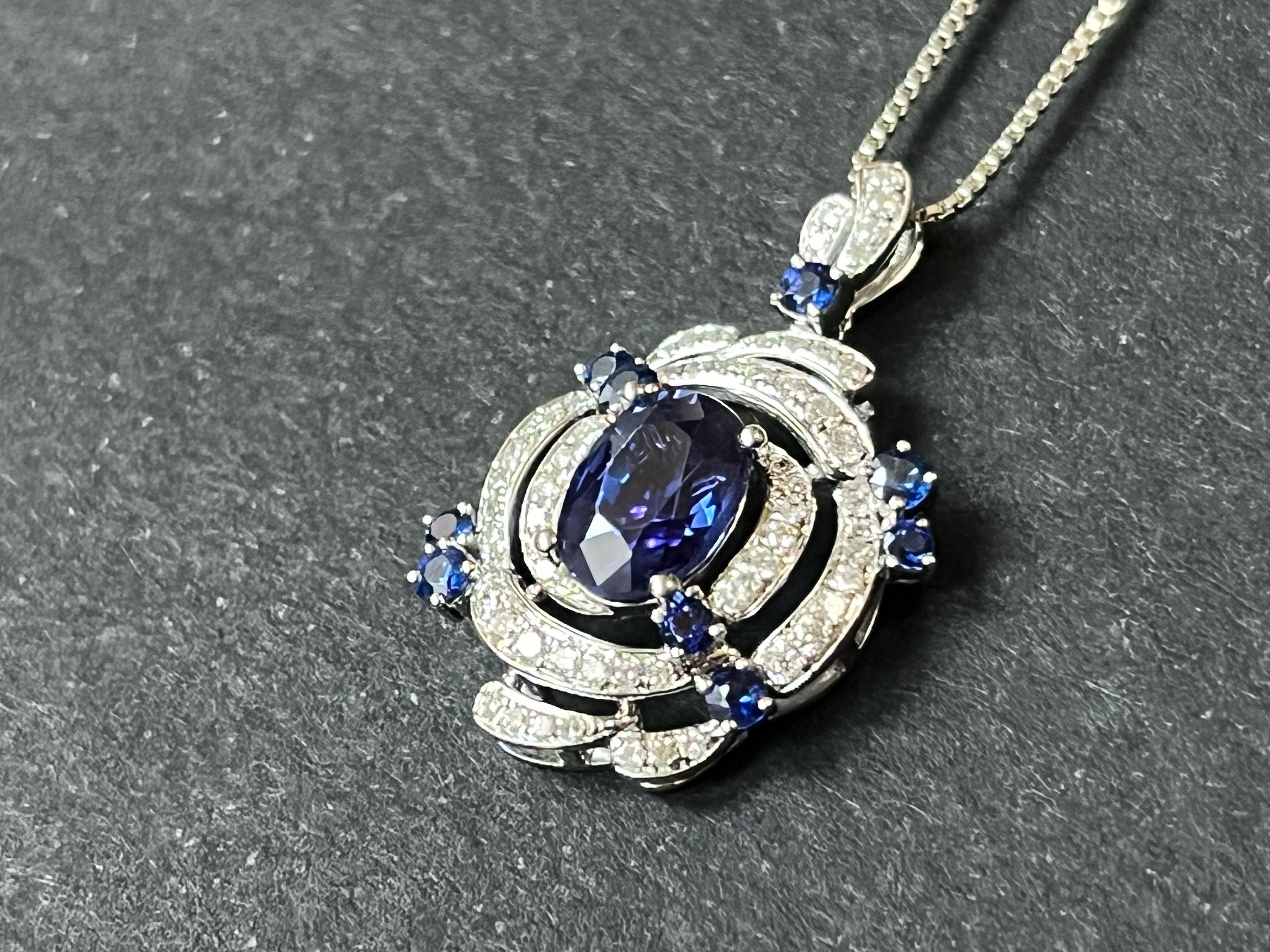 Ciondolo con zaffiro cangiante naturale certificato in oro bianco 18 carati e diamante in vendita 1