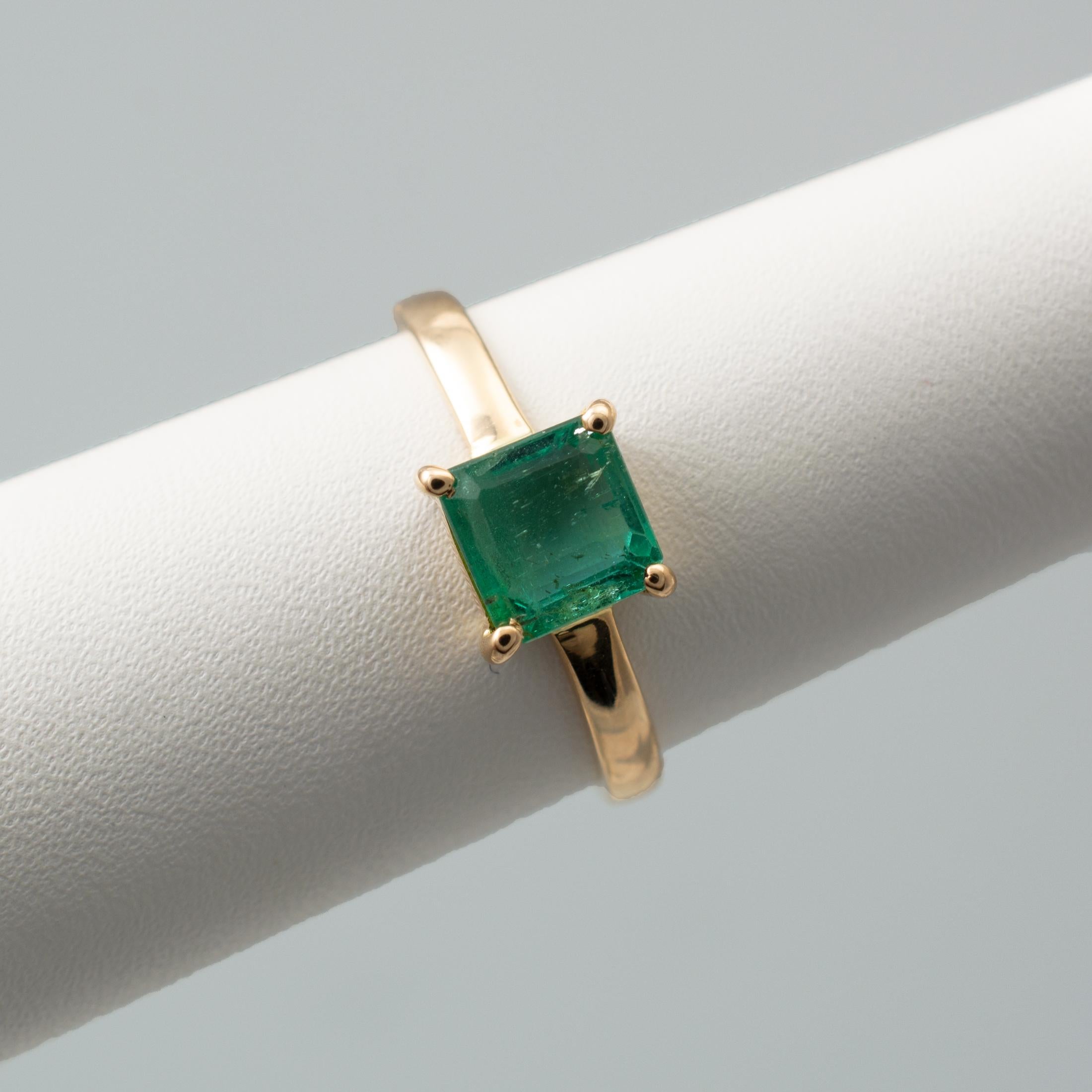 Natural Columbian Emerald Solitaire Ring 18 Karat Yellow Gold In Excellent Condition For Sale In Preston, Lancashire