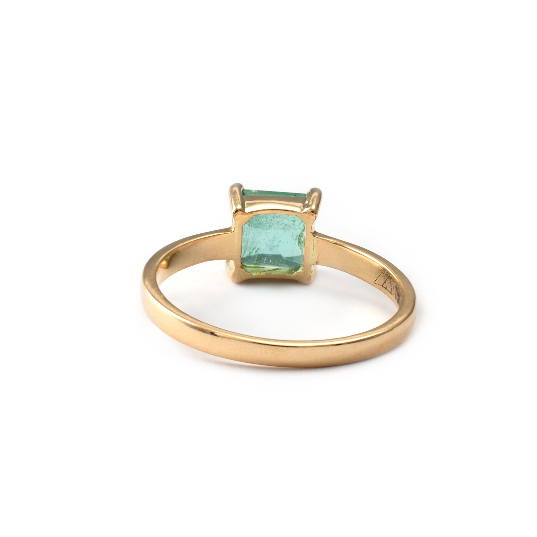 Women's Natural Columbian Emerald Solitaire Ring 18 Karat Yellow Gold For Sale
