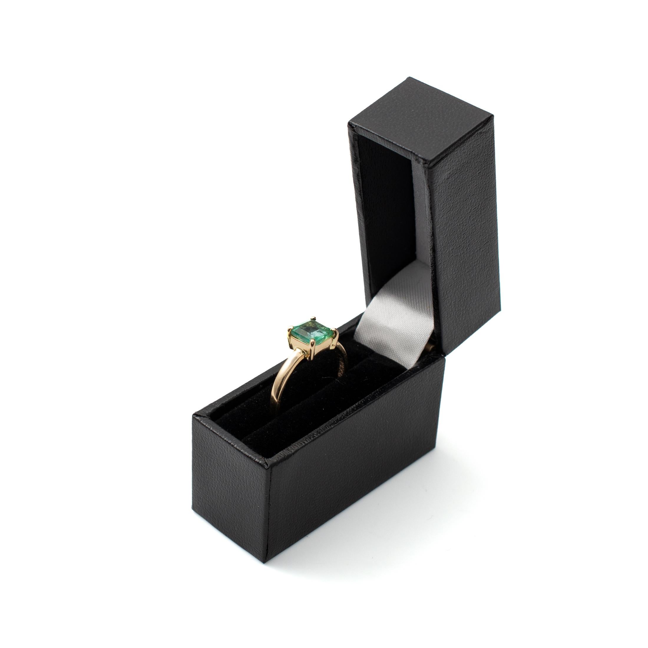 Natural Columbian Emerald Solitaire Ring 18 Karat Yellow Gold For Sale 1
