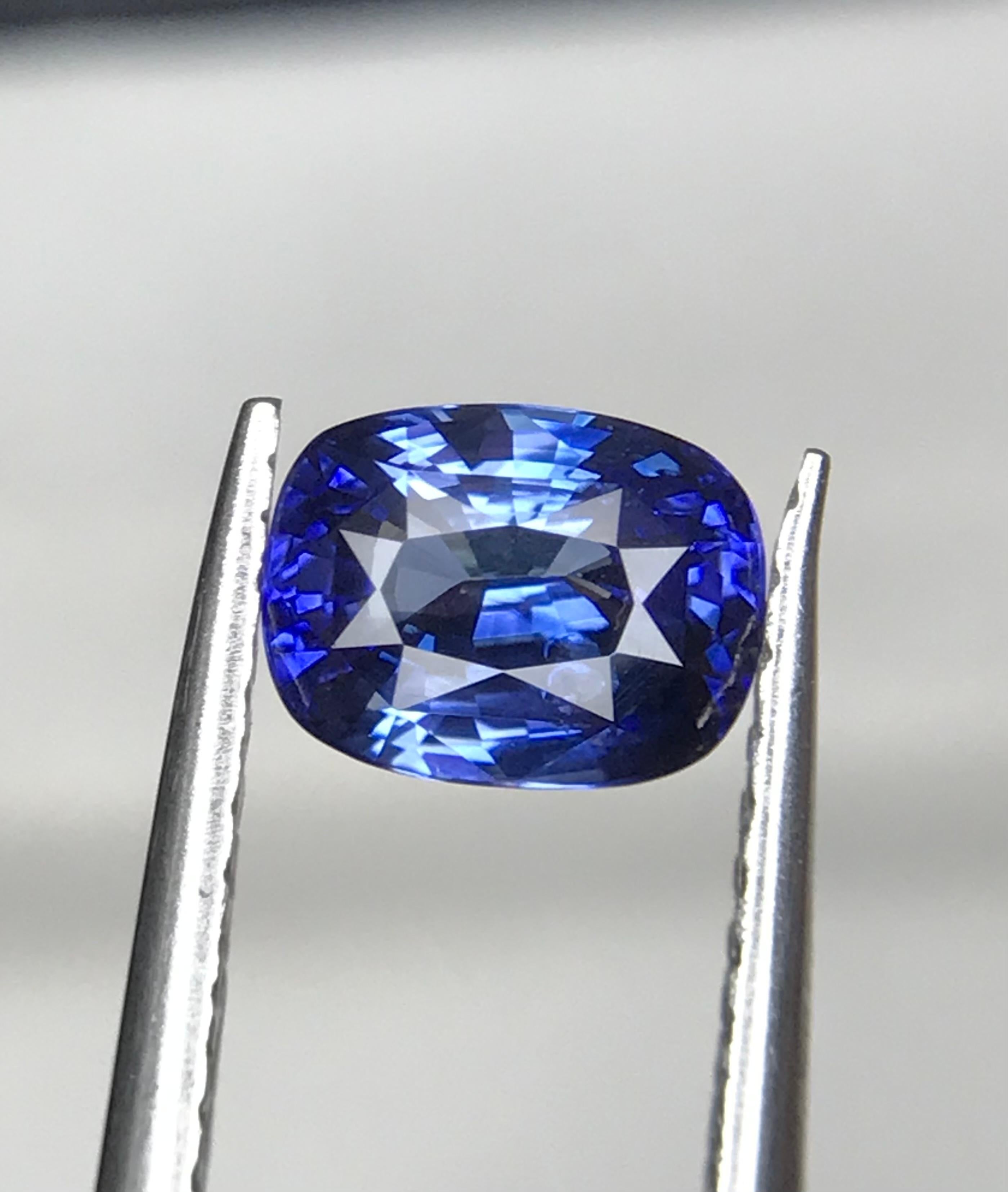 Certified Natural Corundum Blue Sapphire Lose Edelstein für Ring, Halskette Anhänger, Armband oder jede andere Schmuck-Fassung von Kissen-Schliff aus Sri Lanka!!

💎 EDELSTEINART: Saphir 
⚖️ GEWICHT: 1,08 Karat
🪚 FORM & SCHNITT: Kissenschliff
📏