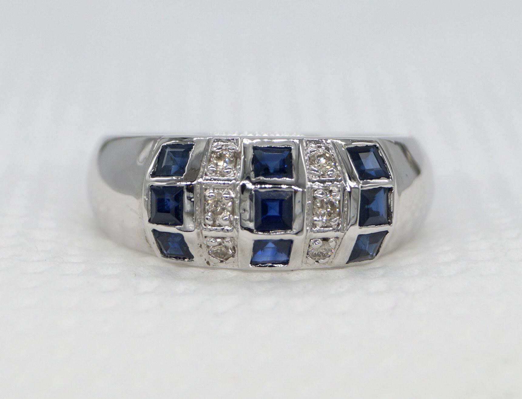 Saphir bleu naturel Diamant naturel Bague en or blanc Vermeil / Bracelet composé de :
Poids brut - 5 500 grammes
Métal- Argent
Pureté du métal - argent 925
Couleur du métal- Or blanc Vermeil
Poinçon en métal - Oui


Poids du diamant-0.19ctw
Type de